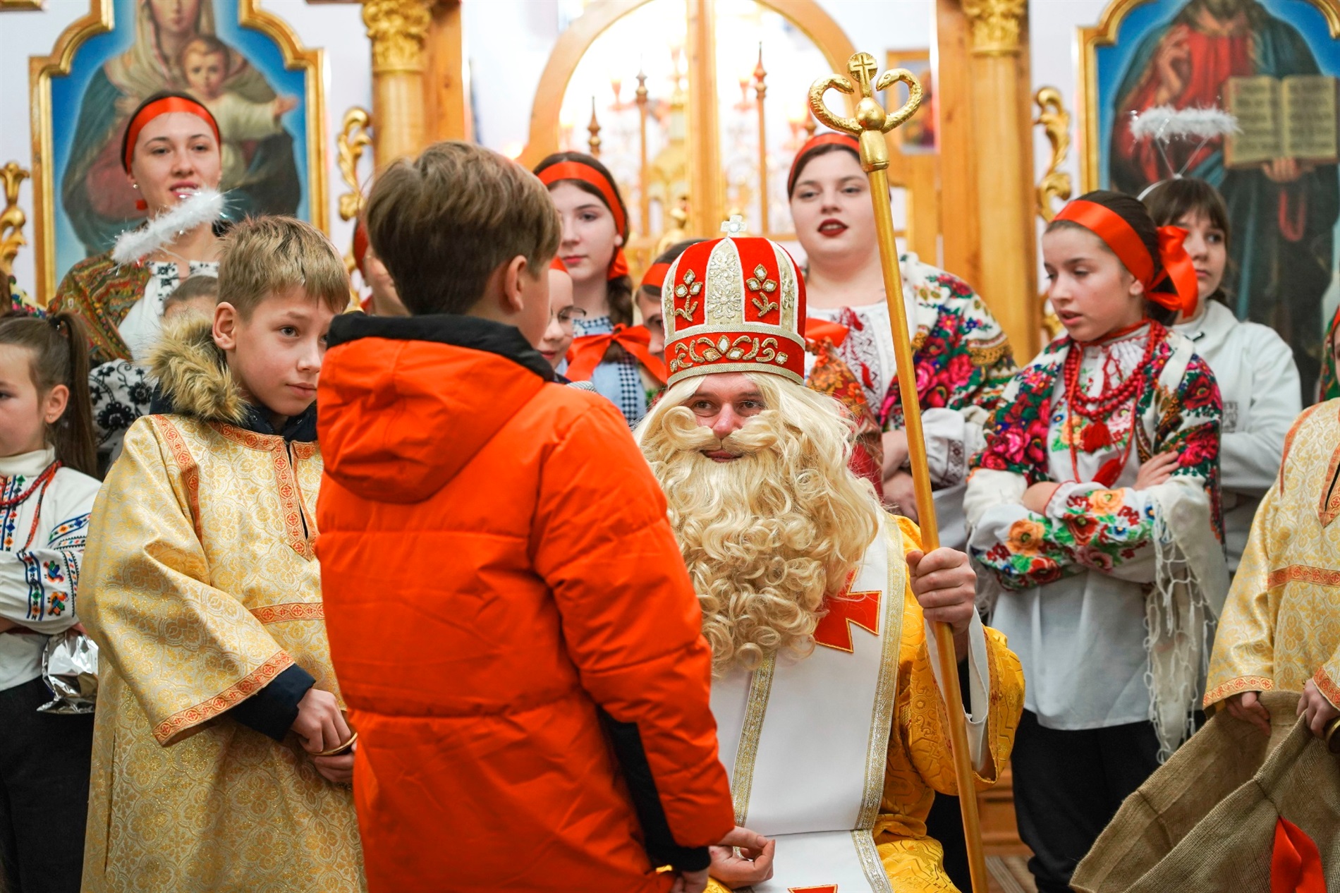 Ансамбль «Джерельце» привітав барчан з Днем святого Миколая в греко-католицькій церкві: фото, відео