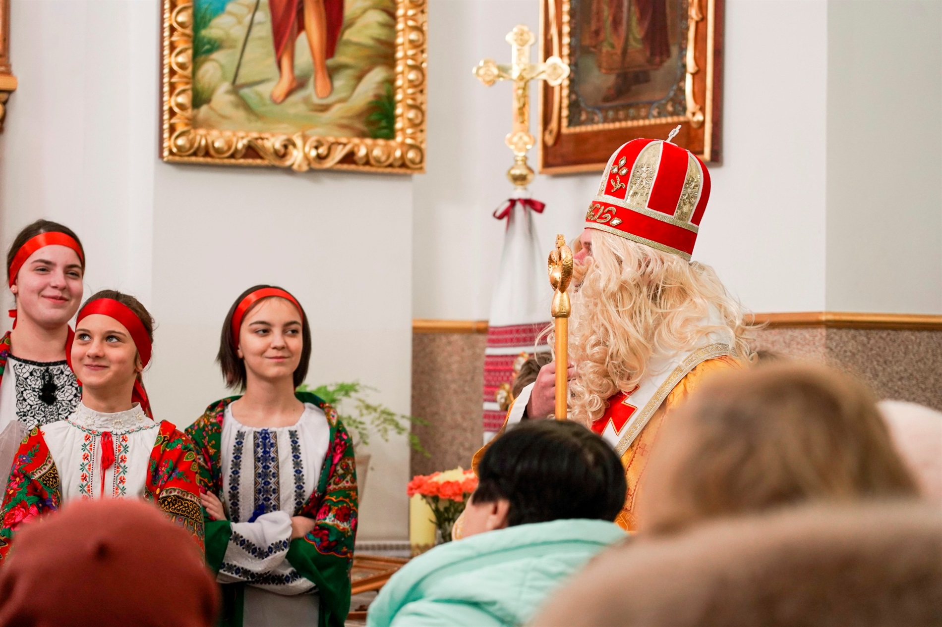 Ансамбль «Джерельце» привітав барчан з Днем святого Миколая в греко-католицькій церкві: фото, відео