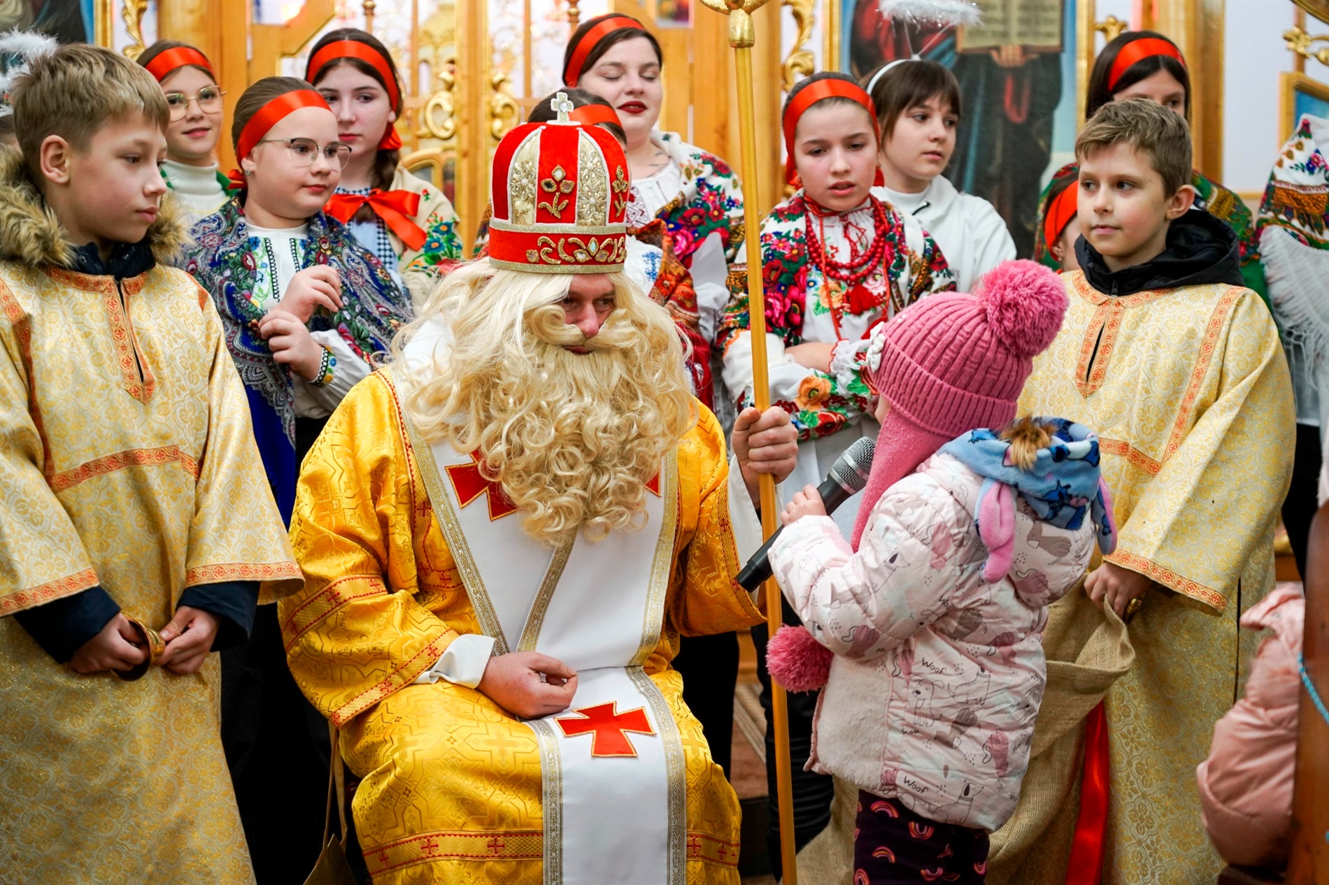 Ансамбль «Джерельце» привітав барчан з Днем святого Миколая в греко-католицькій церкві: фото, відео