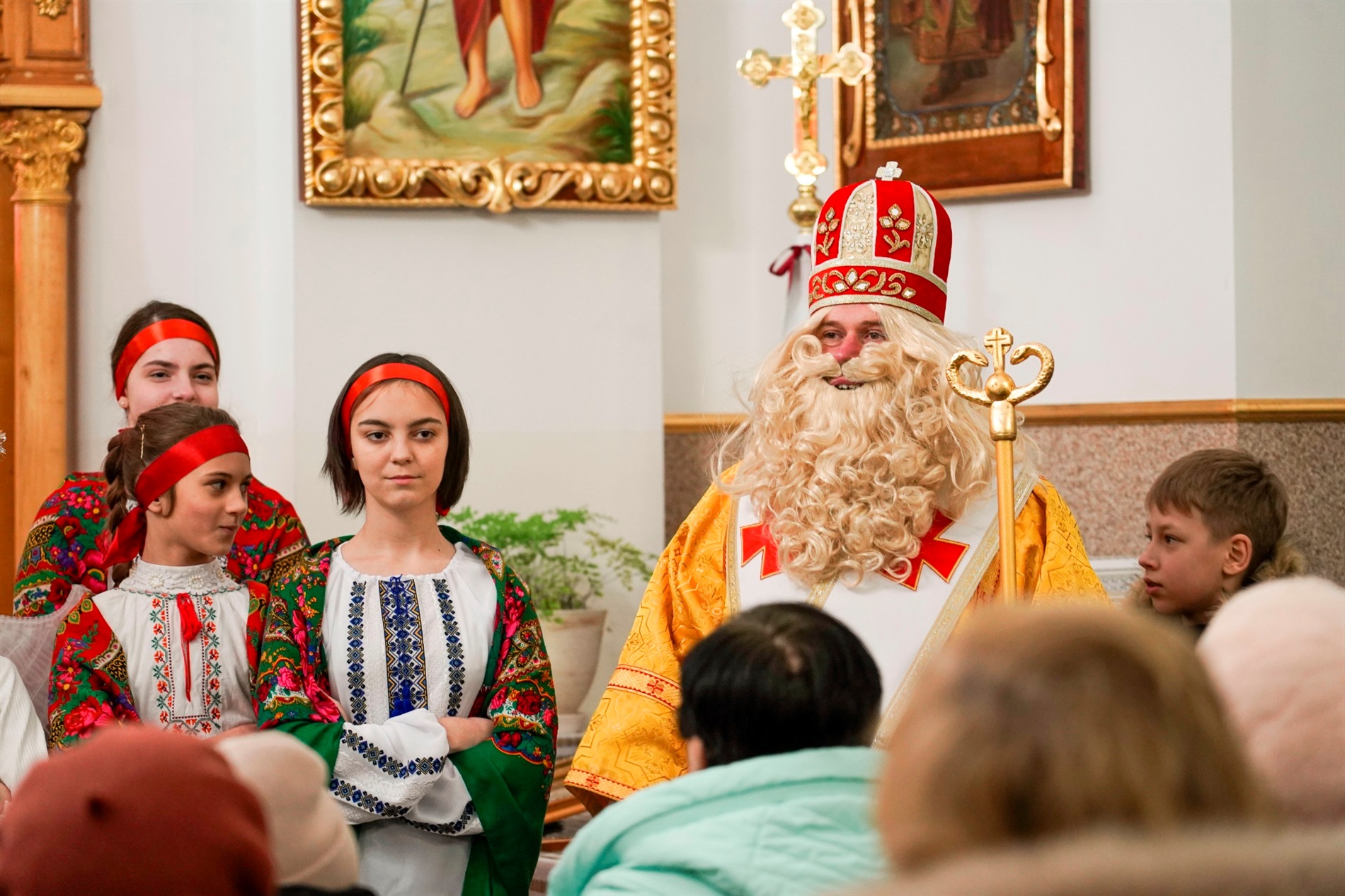 Ансамбль «Джерельце» привітав барчан з Днем святого Миколая в греко-католицькій церкві: фото, відео