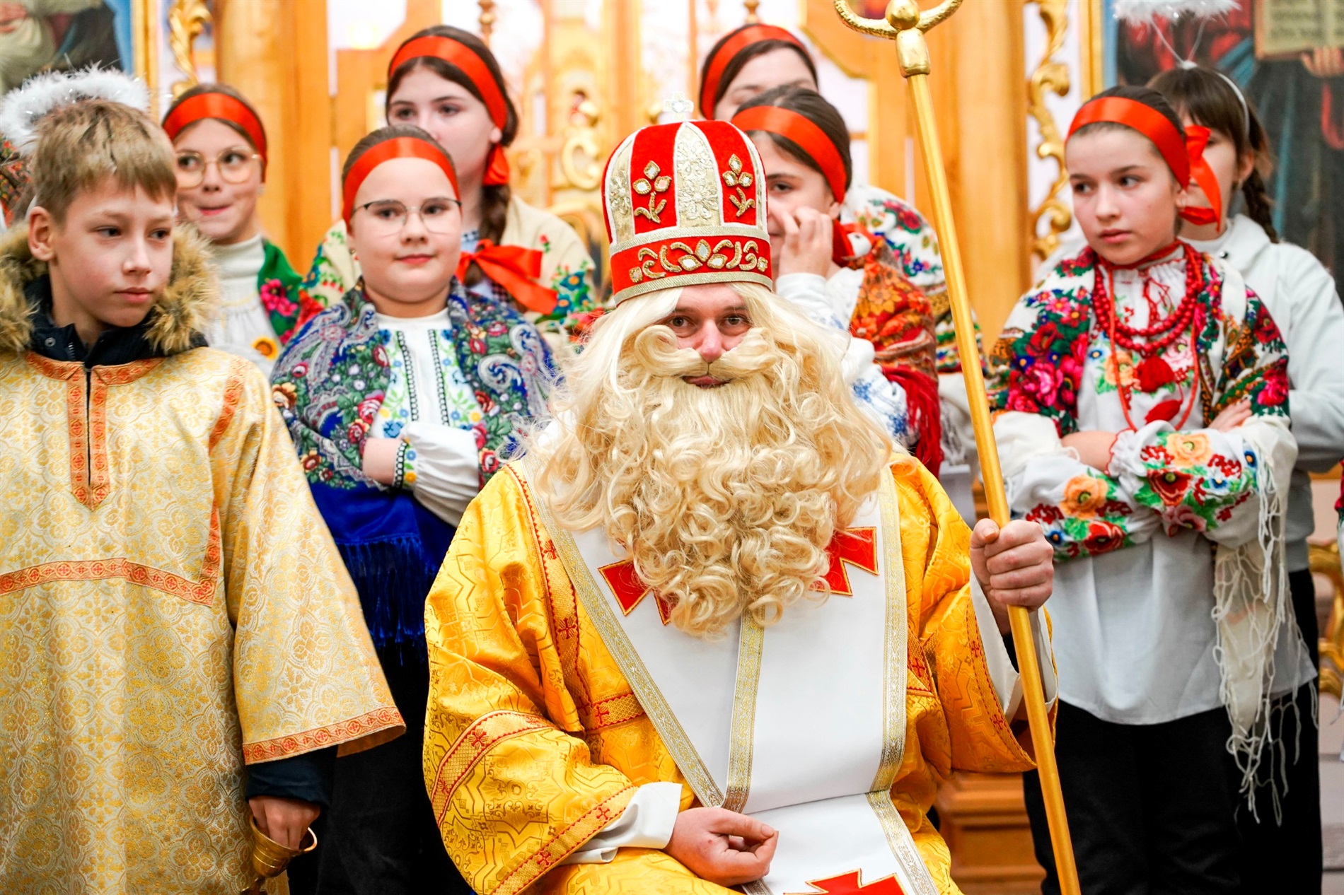 Ансамбль «Джерельце» привітав барчан з Днем святого Миколая в греко-католицькій церкві: фото, відео