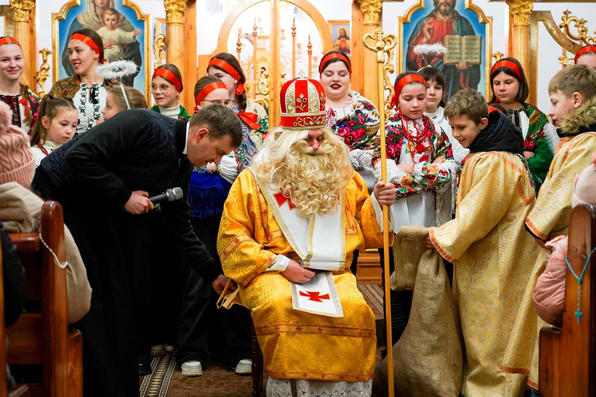 Ансамбль «Джерельце» привітав барчан з Днем святого Миколая в греко-католицькій церкві: фото, відео