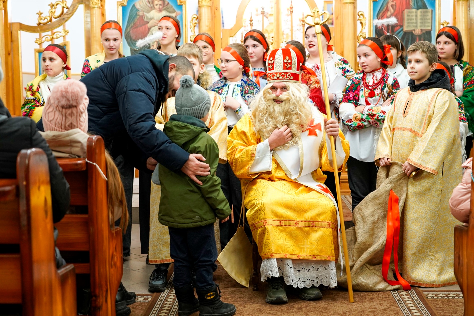 Ансамбль «Джерельце» привітав барчан з Днем святого Миколая в греко-католицькій церкві: фото, відео