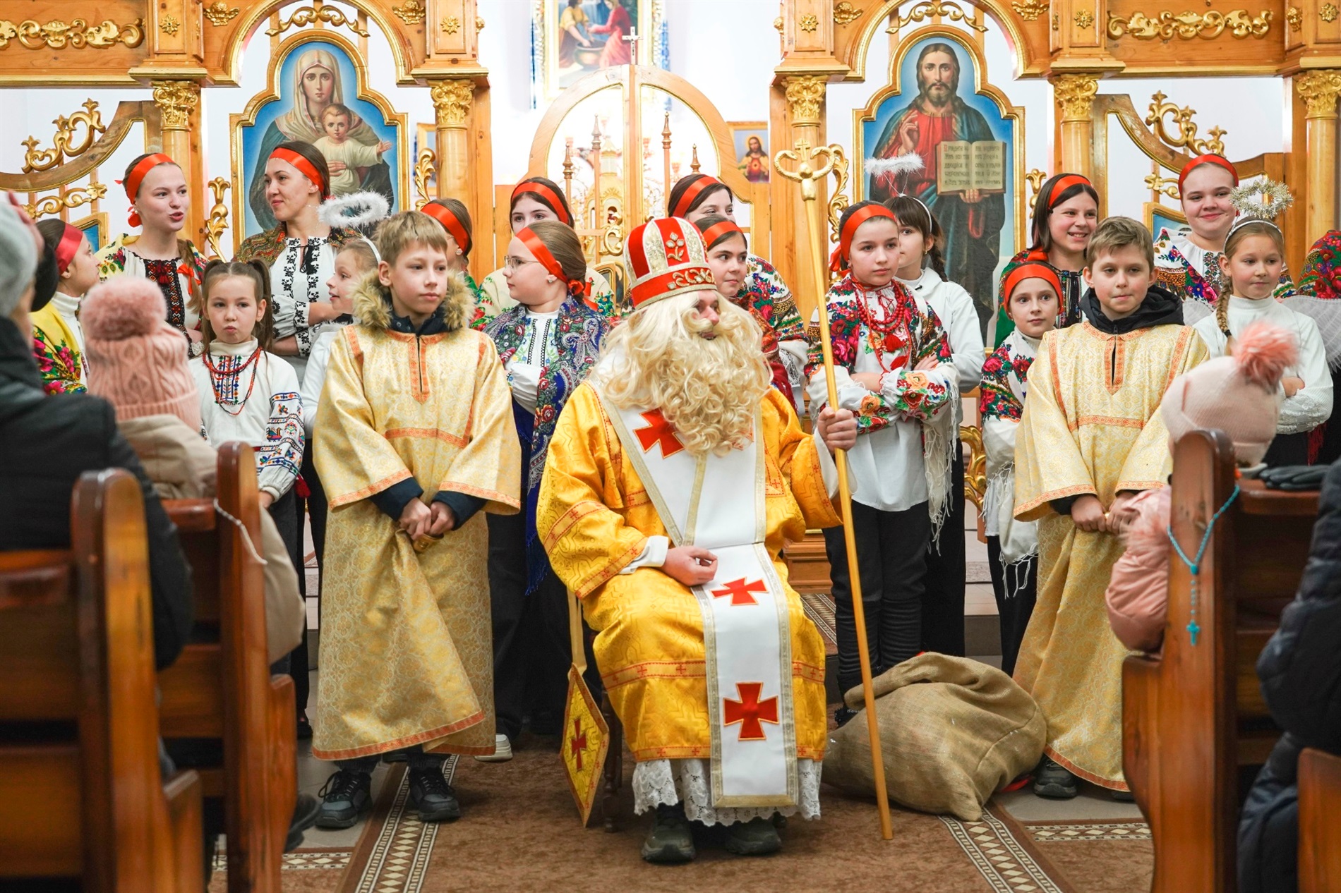 Ансамбль «Джерельце» привітав барчан з Днем святого Миколая в греко-католицькій церкві: фото, відео