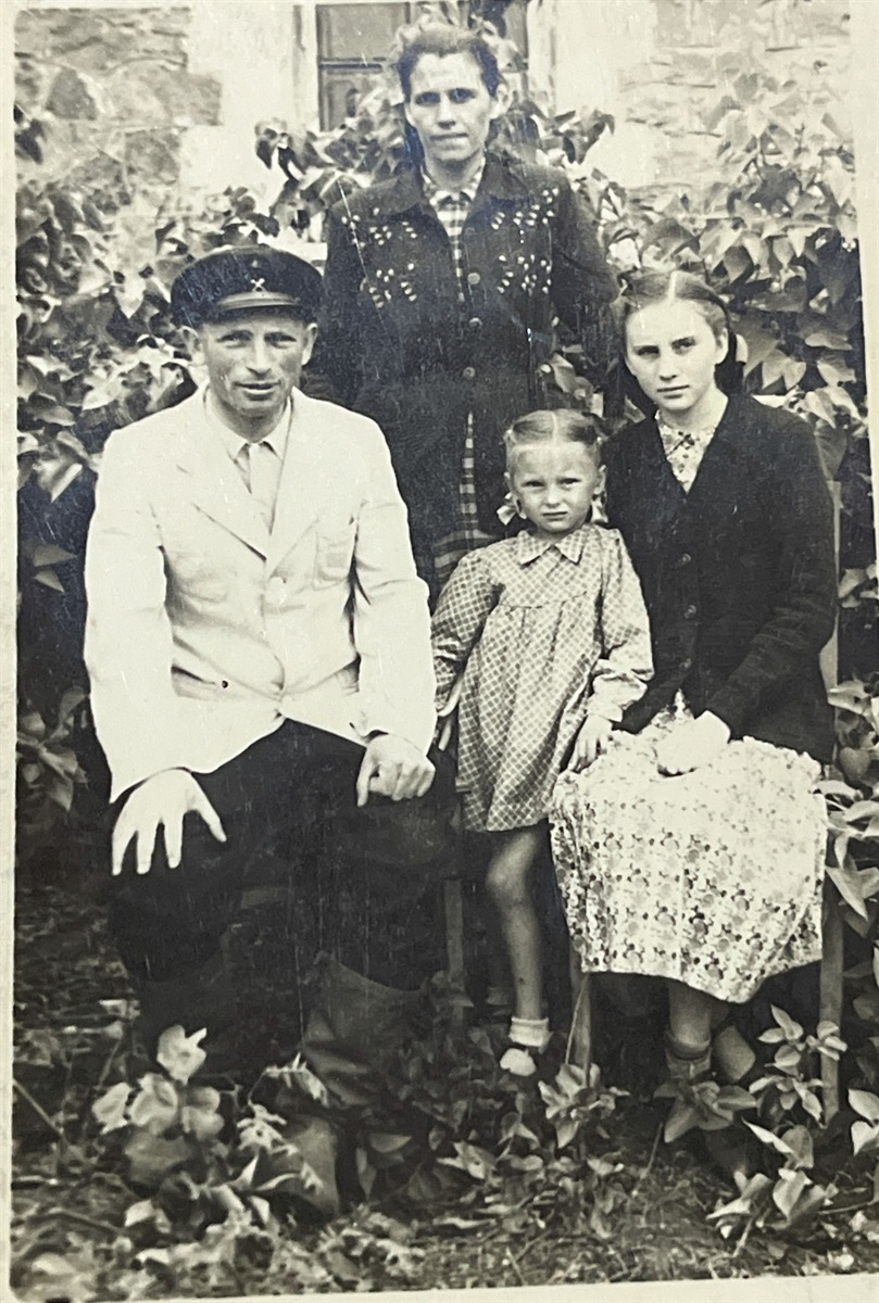 Батько, Мама, старша сестра і Тамара Шаворська 