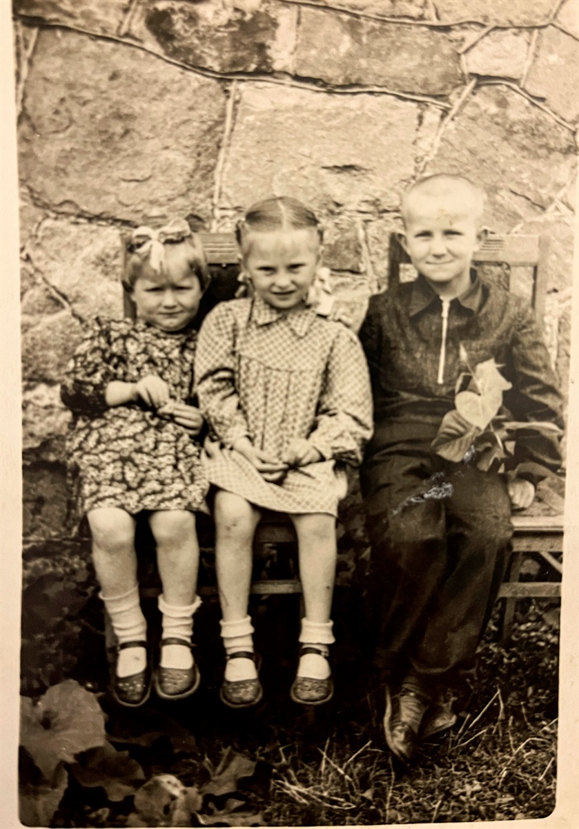 Тамара Шаворська (посередені) 