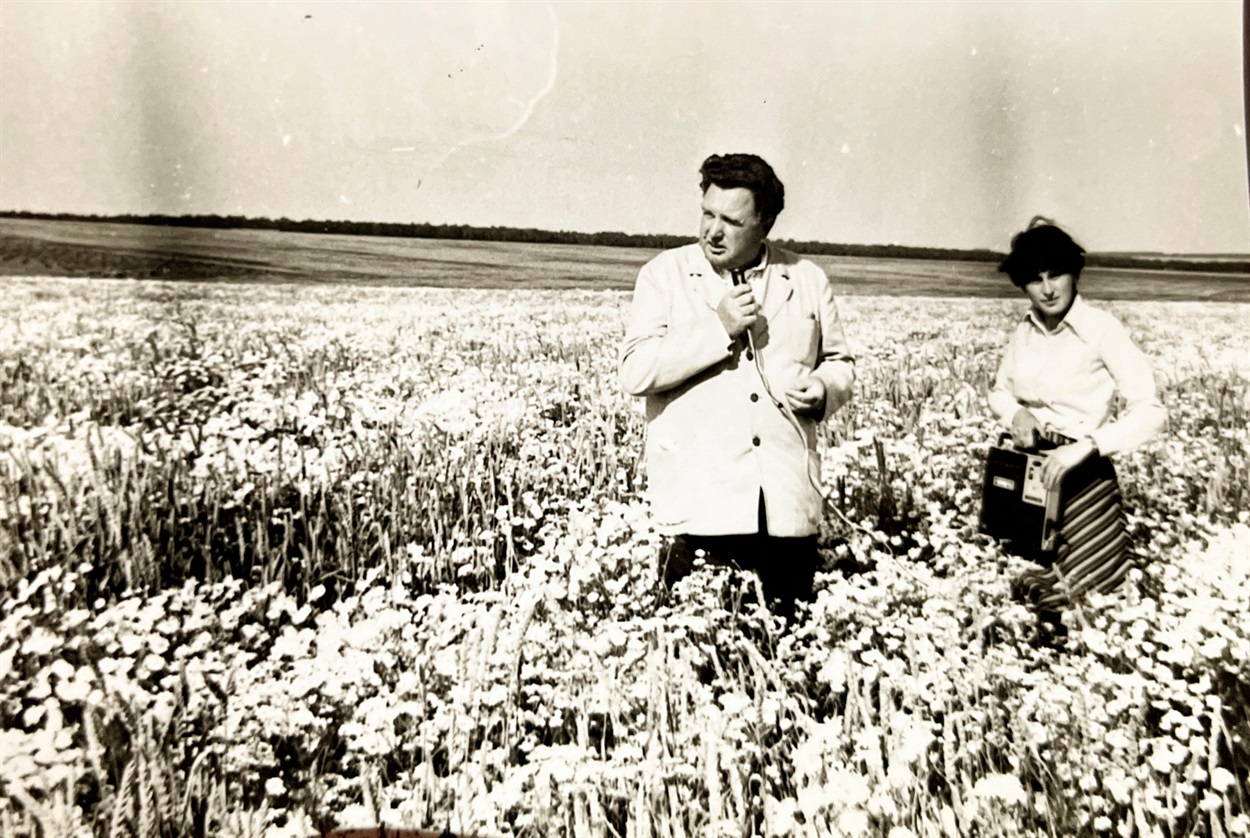 Тамара Шаворська, редакторка газети "Подільський край" під час робочого виїзду 