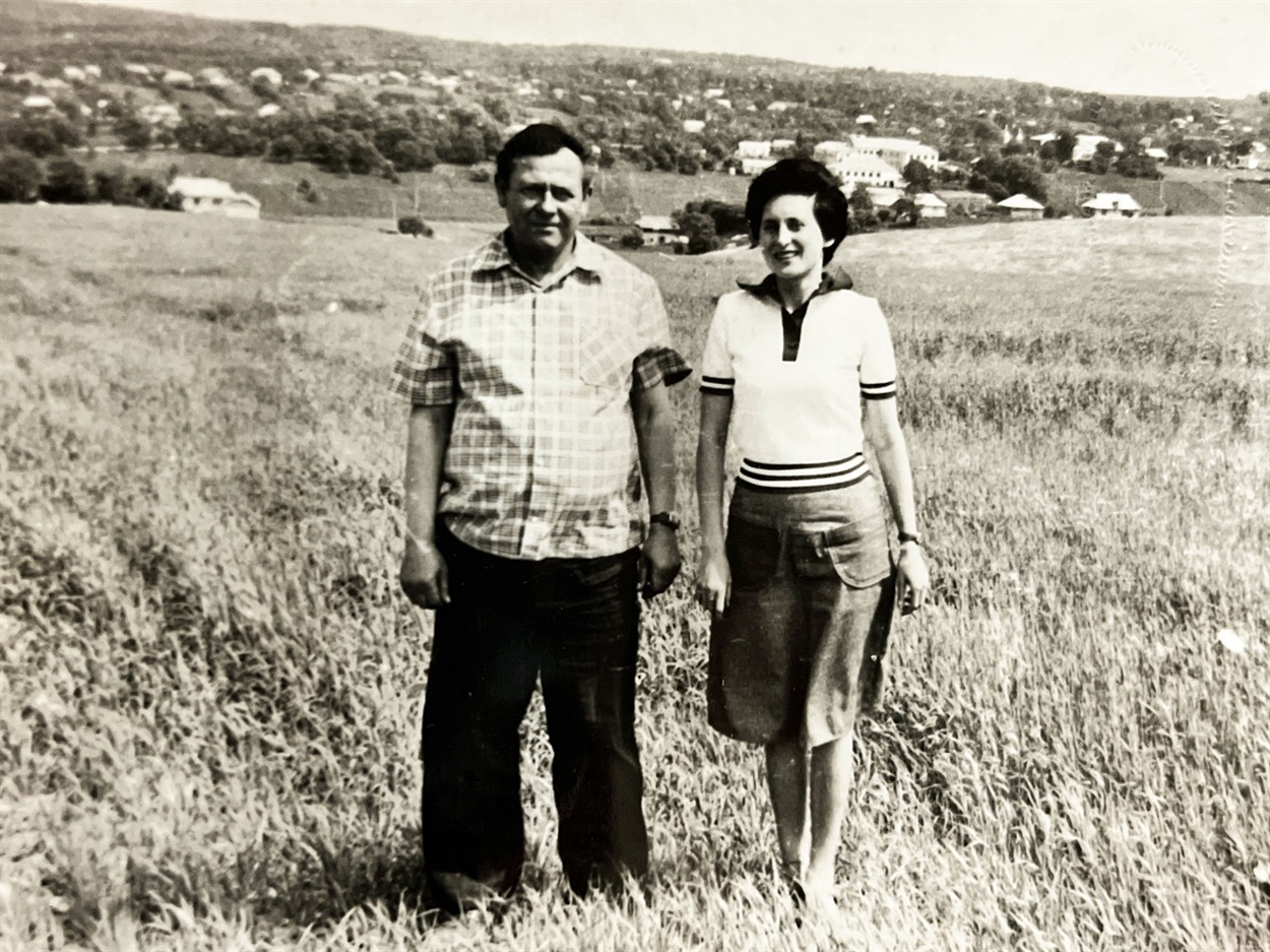 Тамара Шаворська, редакторка газети "Подільський край" під час робочого виїзду 