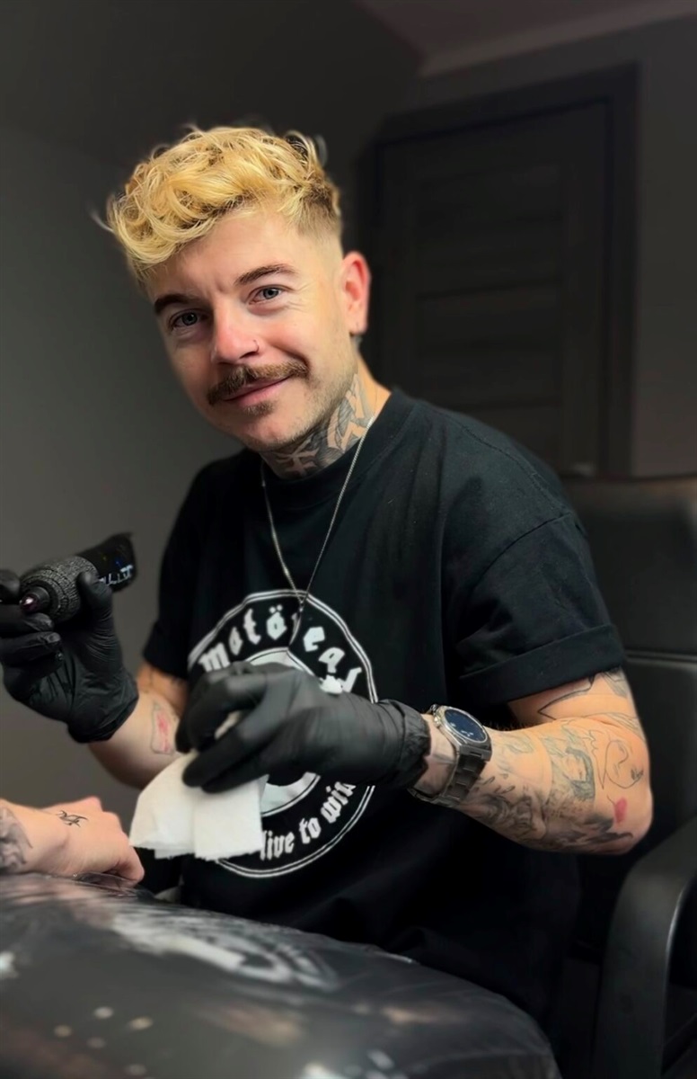 Історія Андрія Гордаша: барський викладач, тату-майстер і волонтер