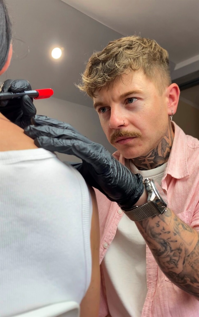 Історія Андрія Гордаша: барський викладач, тату-майстер і волонтер