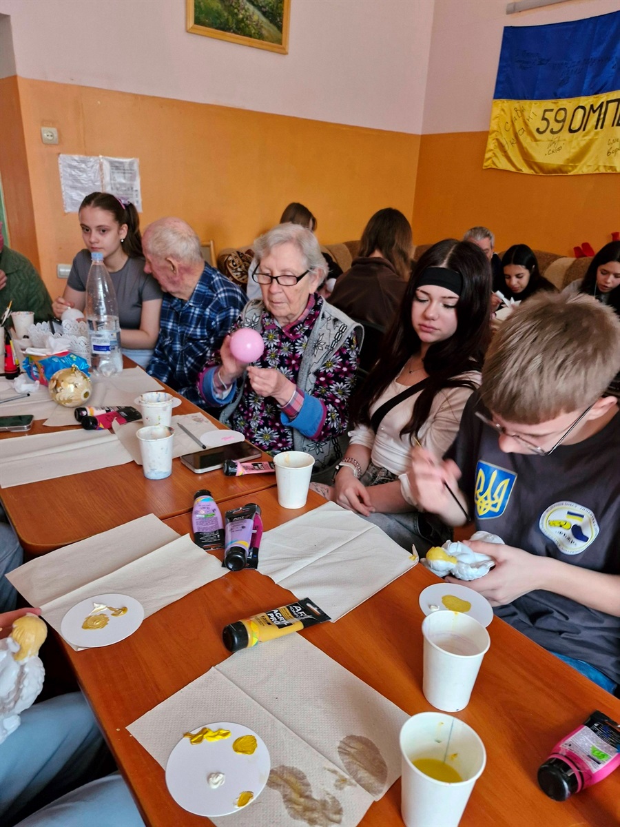 У Барі ліцеїсти разом із мешканцями відділення «Милосердя» розмальовували ялинкові іграшки