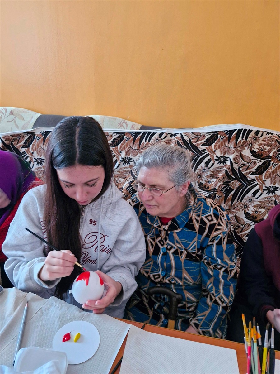 У Барі ліцеїсти разом із мешканцями відділення «Милосердя» розмальовували ялинкові іграшки