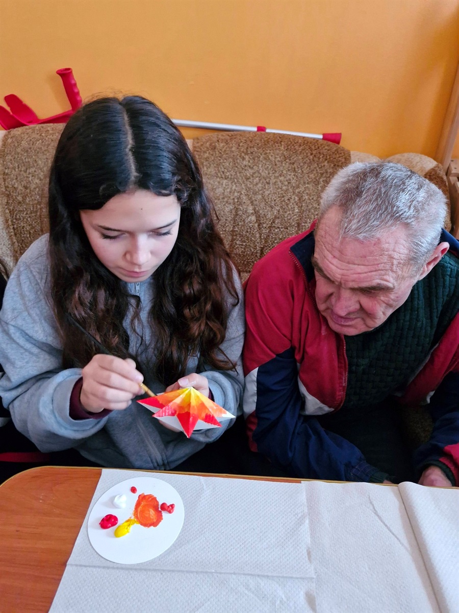 У Барі ліцеїсти разом із мешканцями відділення «Милосердя» розмальовували ялинкові іграшки
