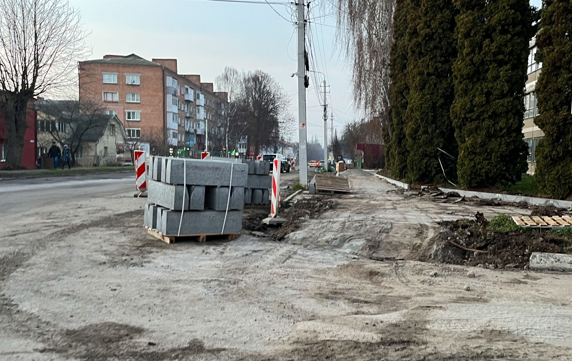 У Барі розпочали ремонт тротуару біля міської лікарні: що передбачає проєкт і скільки він коштує