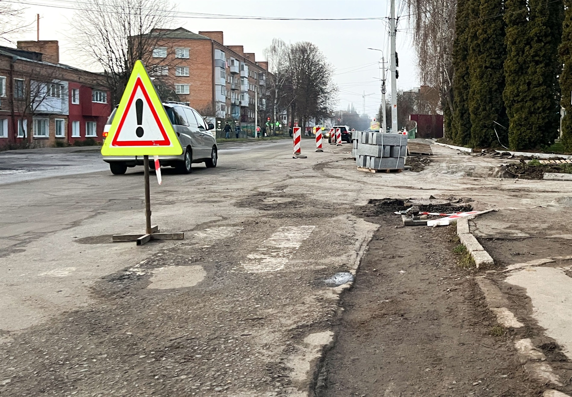 У Барі розпочали ремонт тротуару біля міської лікарні: що передбачає проєкт і скільки він коштує