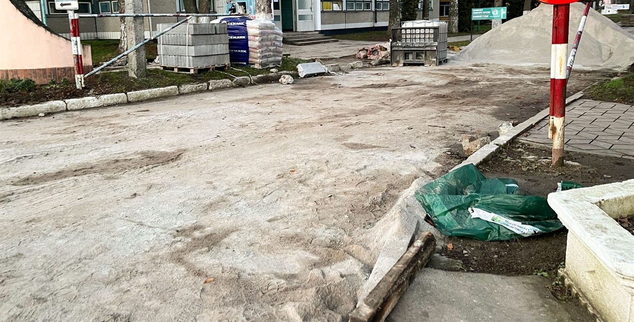 У Барі розпочали ремонт тротуару біля міської лікарні: що передбачає проєкт і скільки він коштує