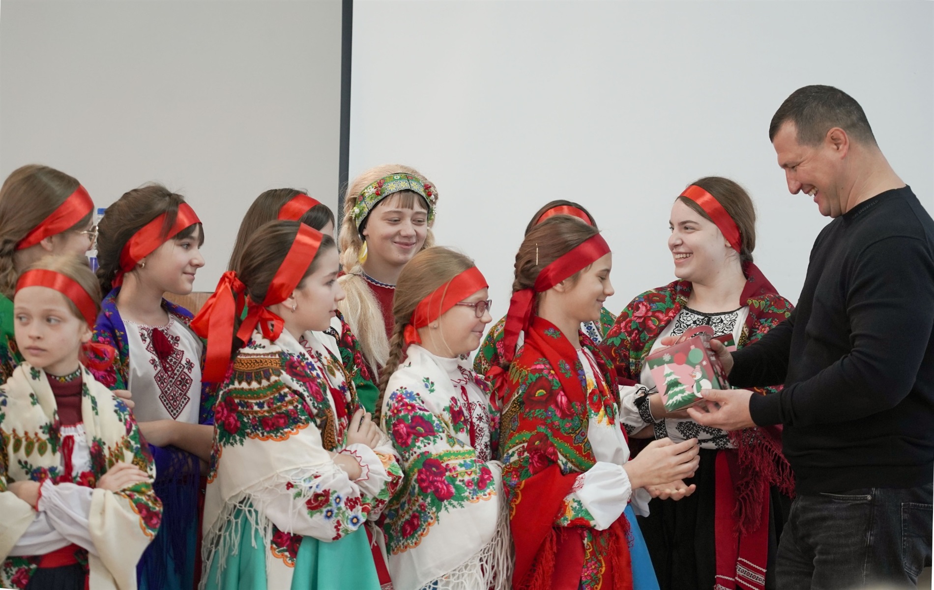 Фольклорний колектив «Джерельце» виступив з різдвяною композицією: фото та відео