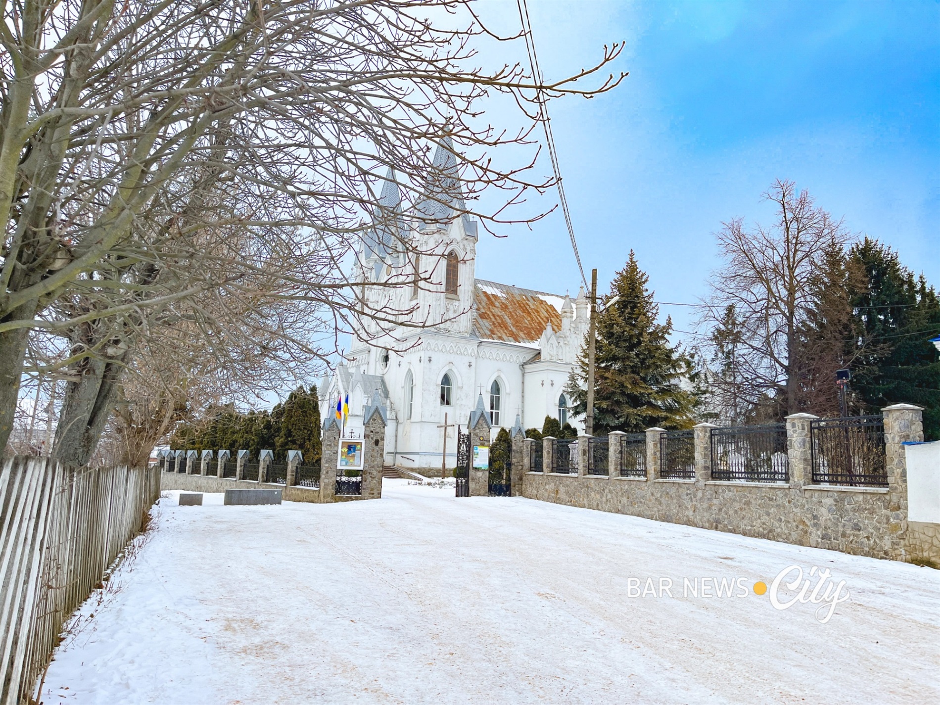 Засніжені та слизькі: яка ситуація на дорогах Бару в січні 2026 року