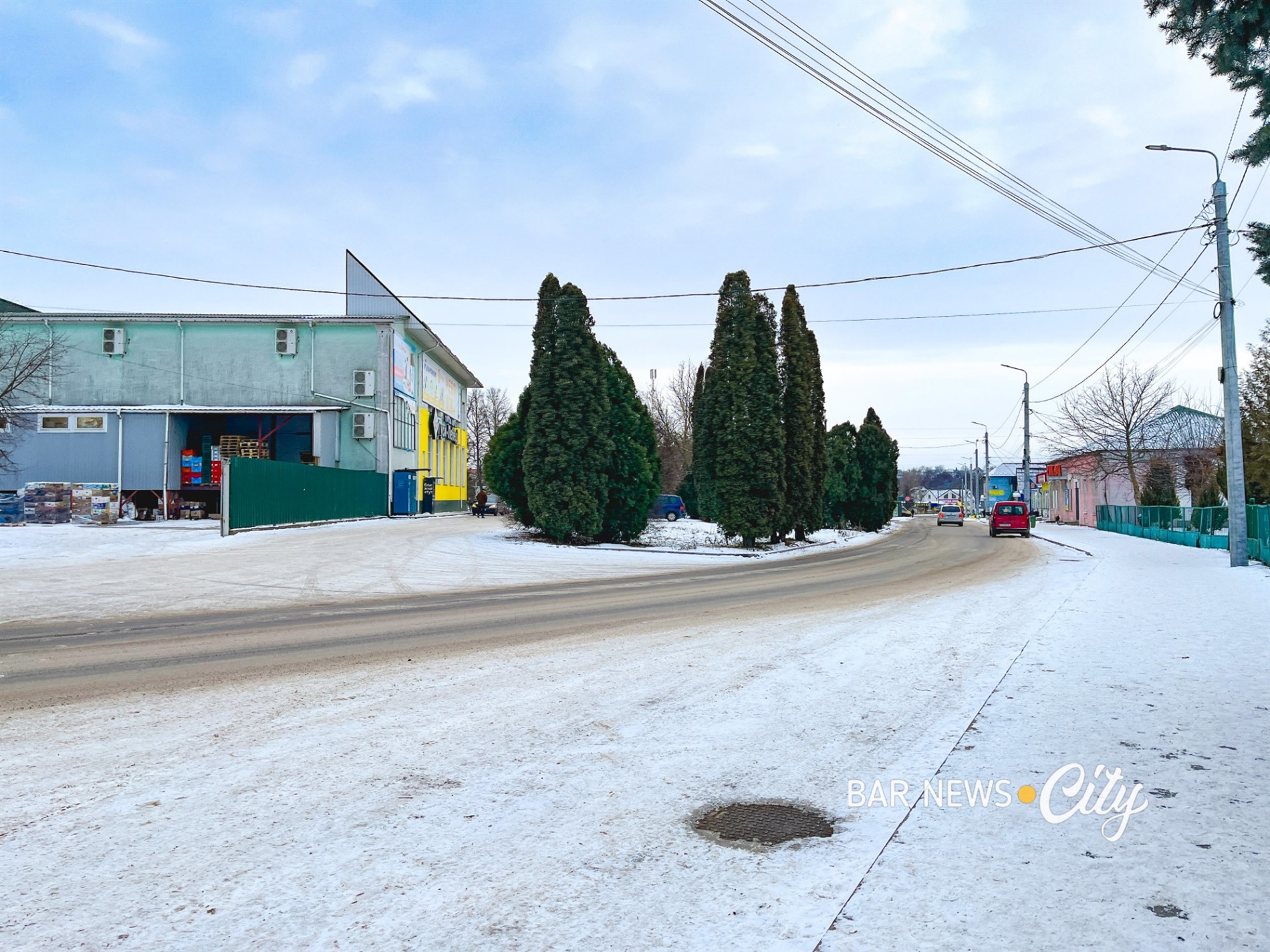 Засніжені та слизькі: яка ситуація на дорогах Бару в січні 2026 року