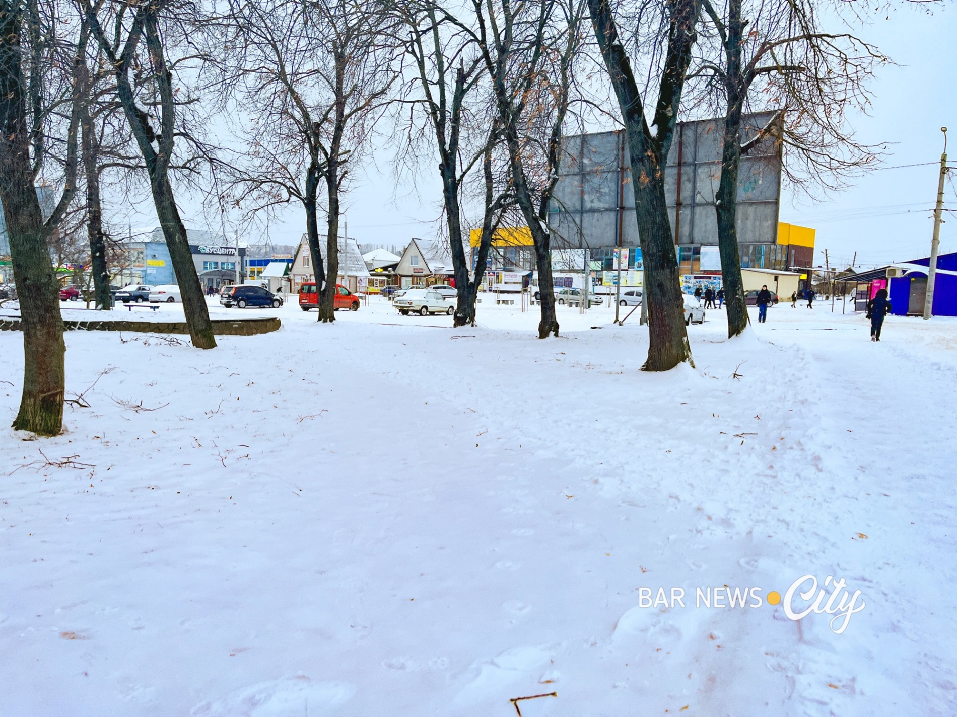 Засніжені та слизькі: яка ситуація на дорогах Бару в січні 2026 року