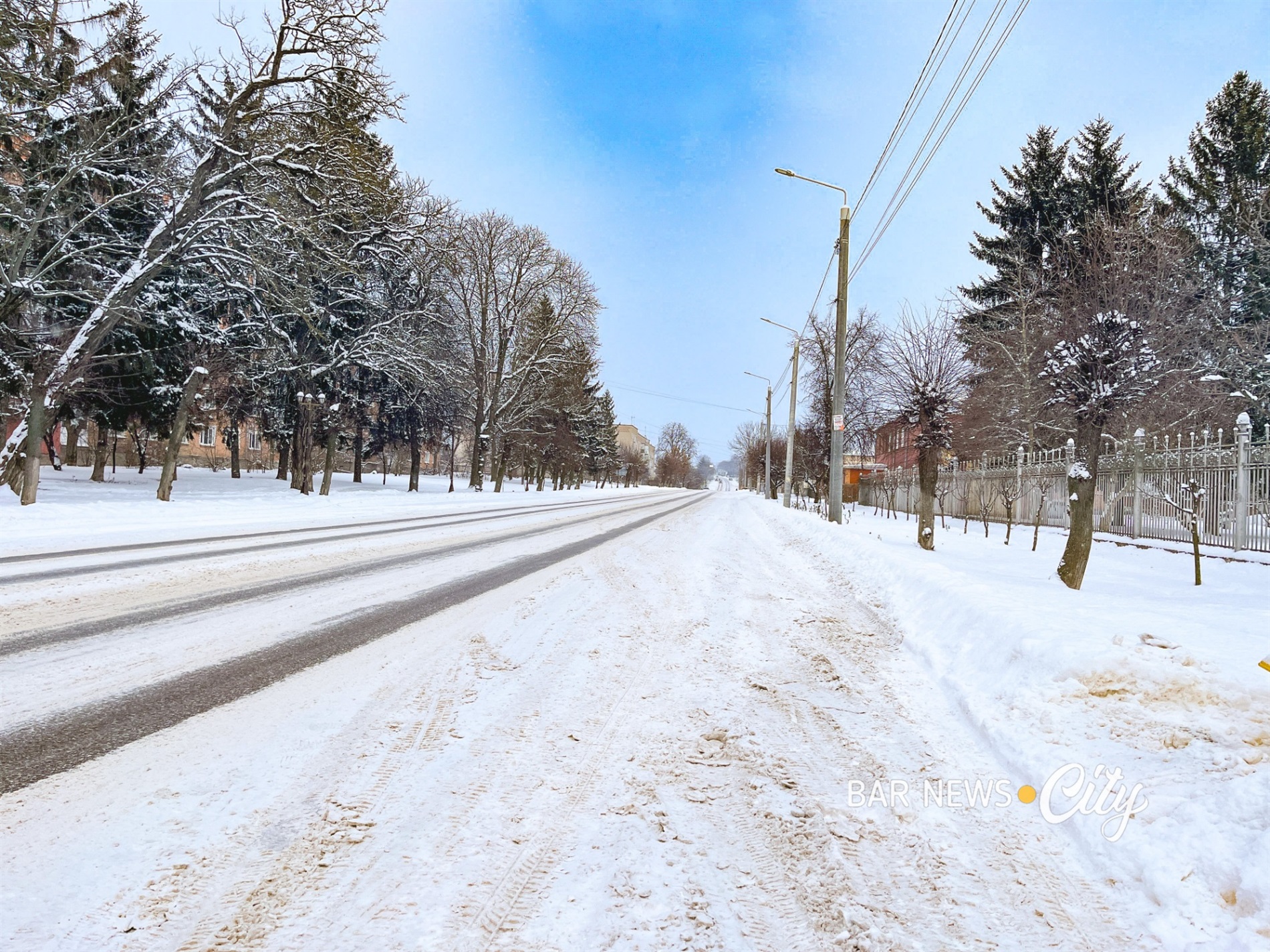 Засніжені та слизькі: яка ситуація на дорогах Бару в січні 2026 року