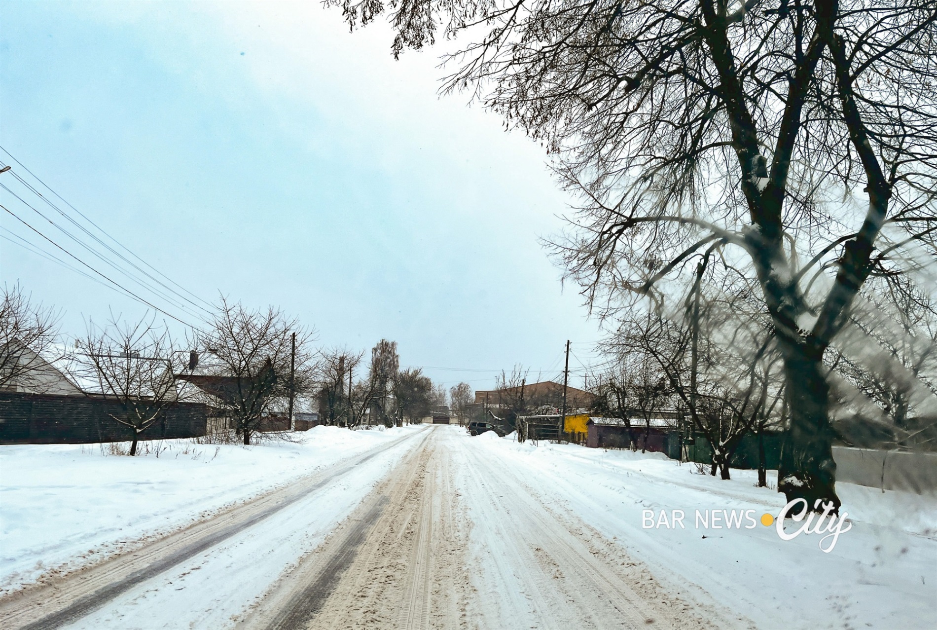 Засніжені та слизькі: яка ситуація на дорогах Бару в січні 2026 року