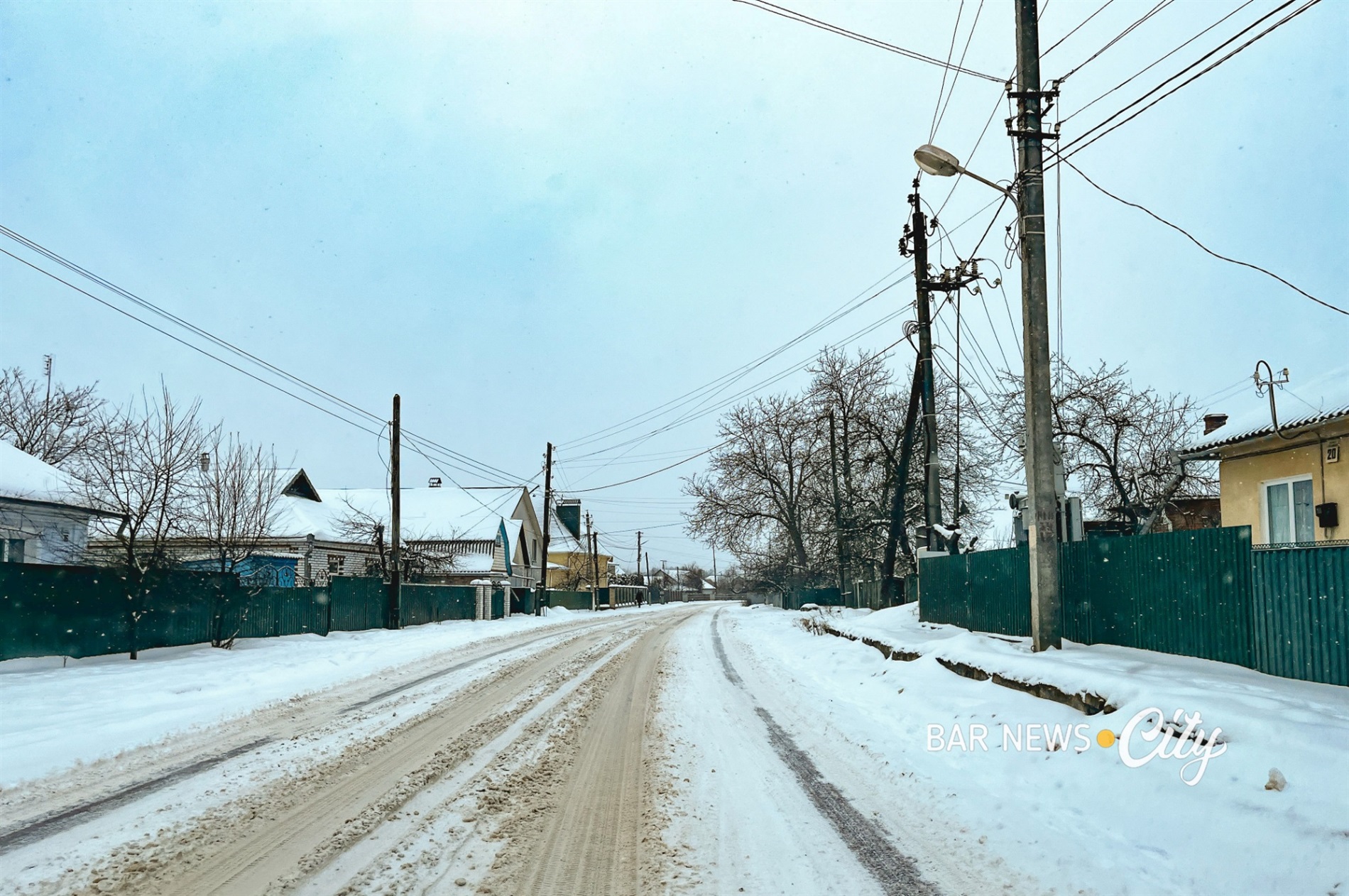 Засніжені та слизькі: яка ситуація на дорогах Бару в січні 2026 року