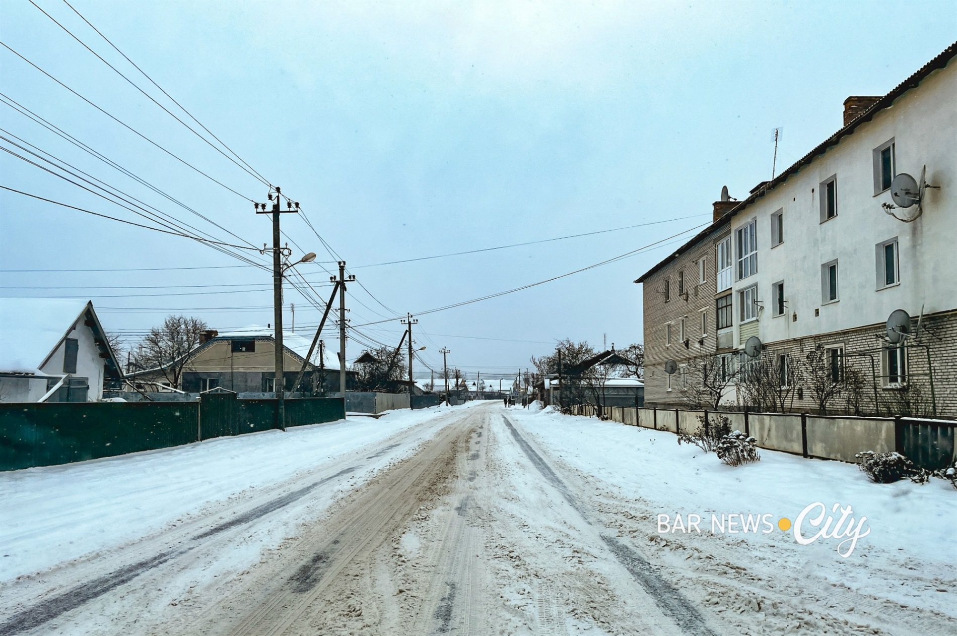 Засніжені та слизькі: яка ситуація на дорогах Бару в січні 2026 року