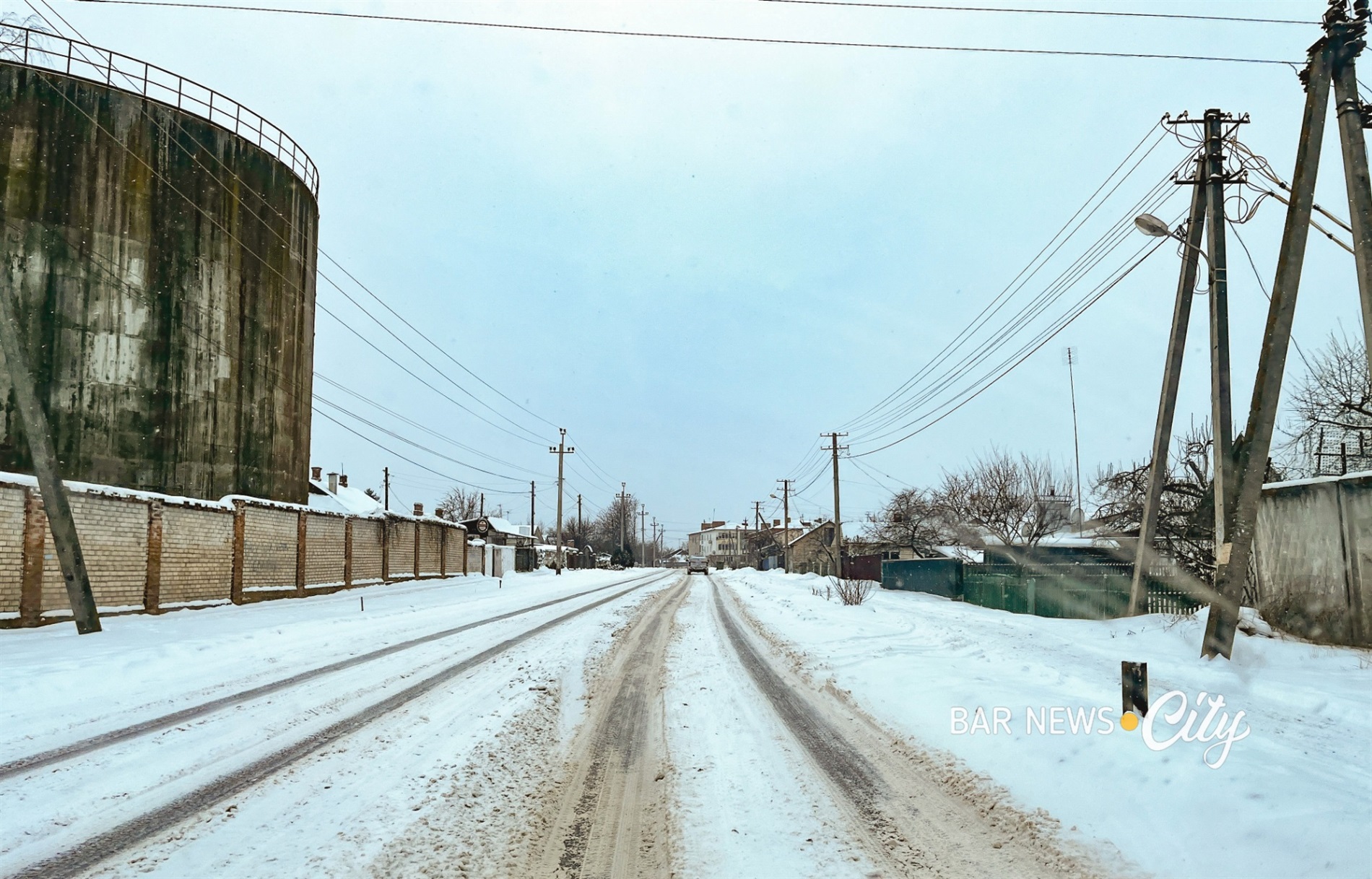 Засніжені та слизькі: яка ситуація на дорогах Бару в січні 2026 року