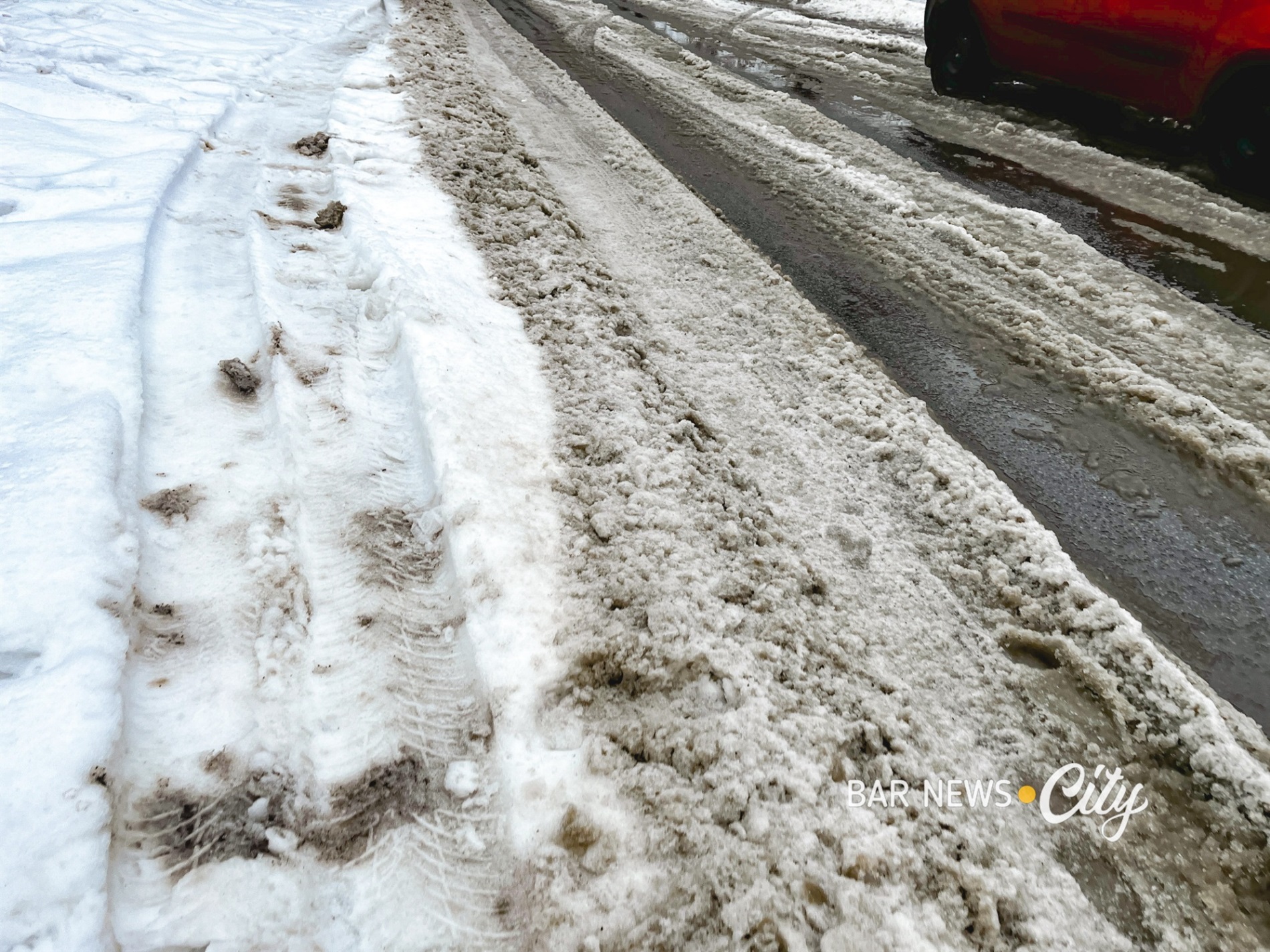 Засніжені та слизькі: яка ситуація на дорогах Бару в січні 2026 року