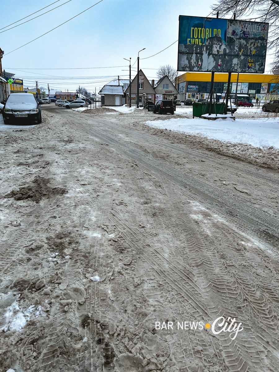 Засніжені та слизькі: яка ситуація на дорогах Бару в січні 2026 року
