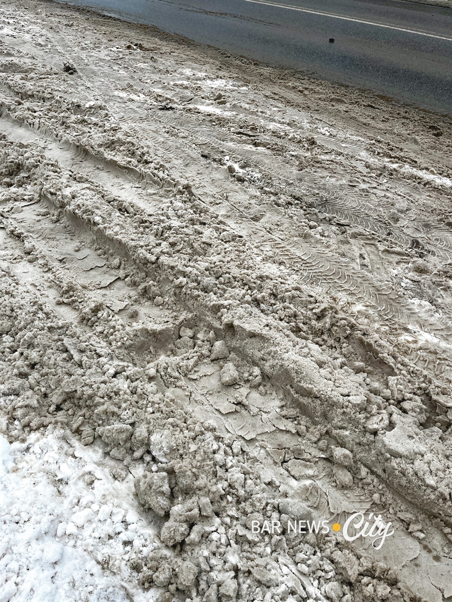 Засніжені та слизькі: яка ситуація на дорогах Бару в січні 2026 року