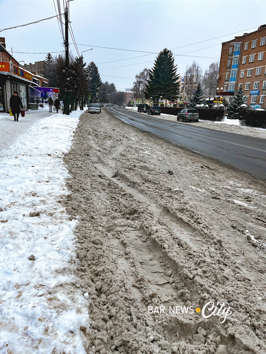 Засніжені та слизькі: яка ситуація на дорогах Бару в січні 2026 року