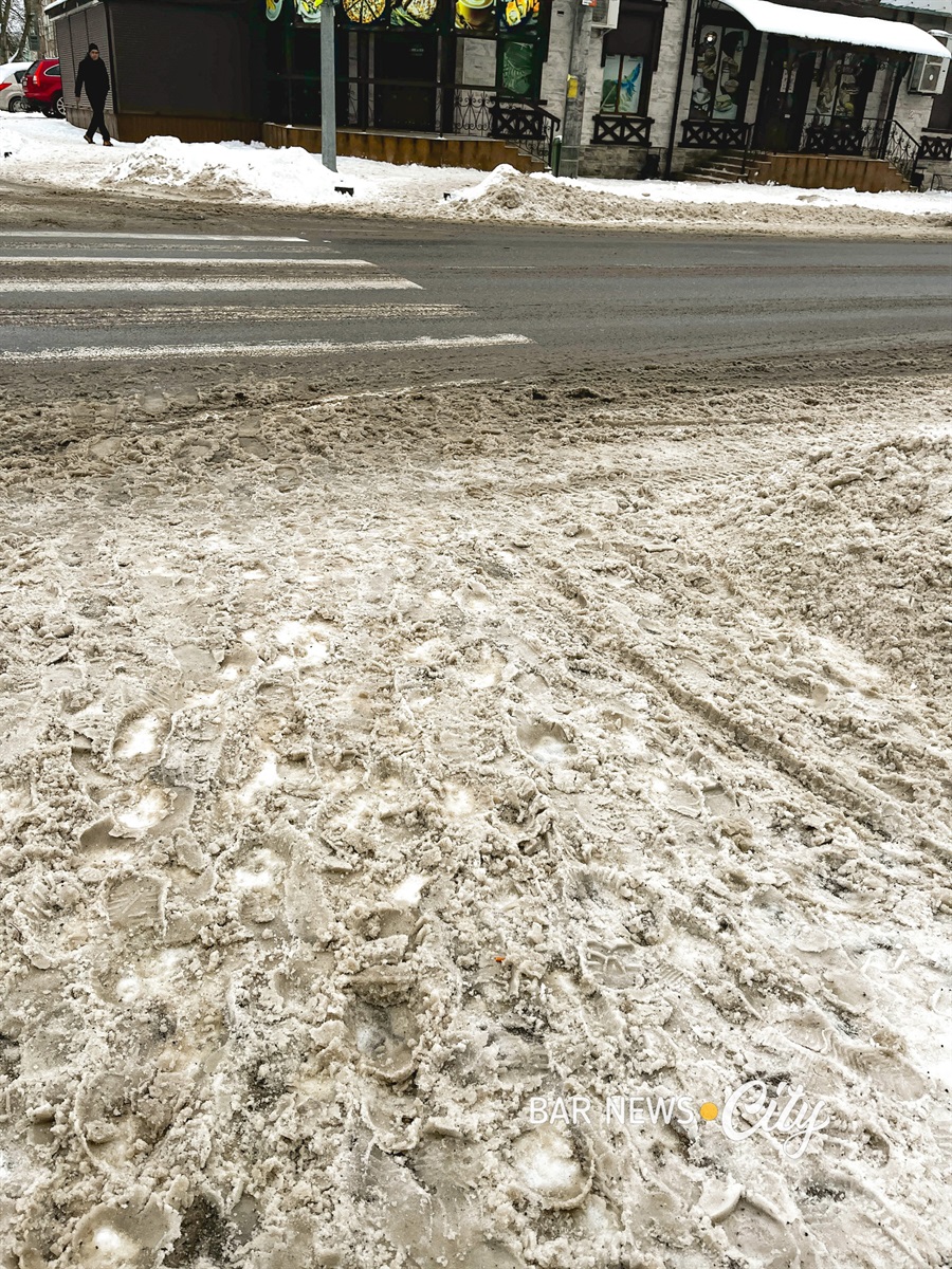 Засніжені та слизькі: яка ситуація на дорогах Бару в січні 2026 року