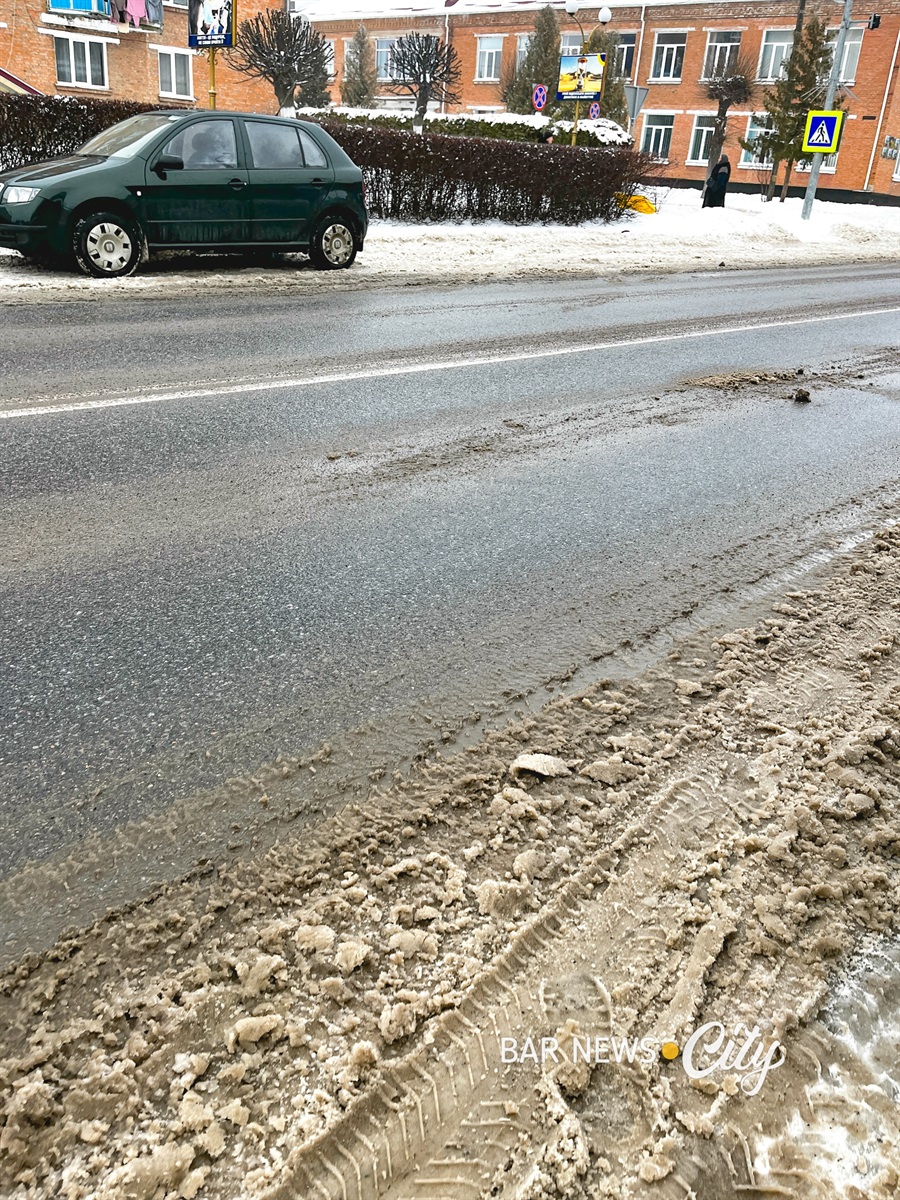 Засніжені та слизькі: яка ситуація на дорогах Бару в січні 2026 року