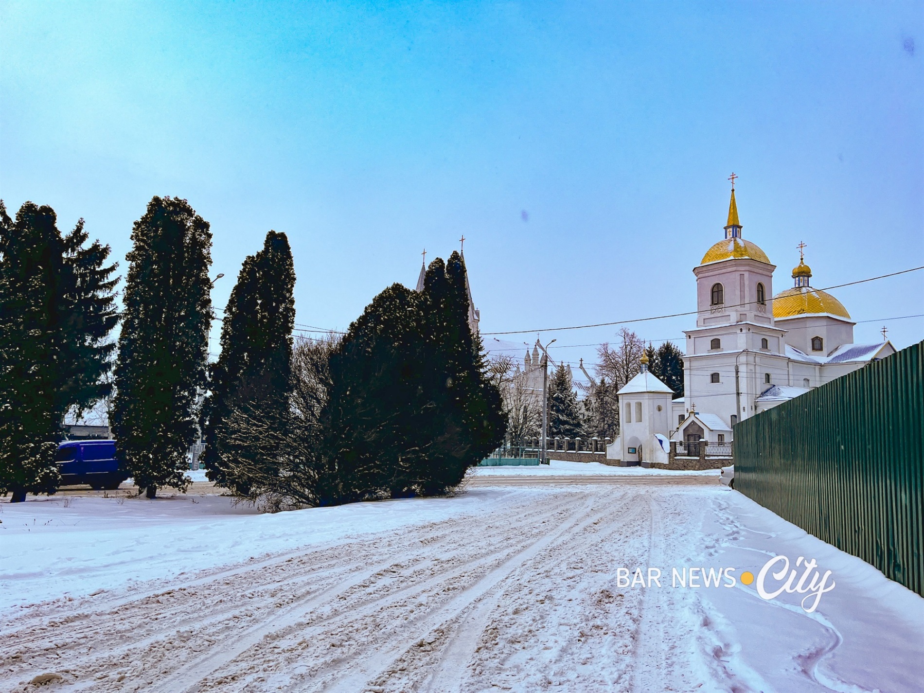 Засніжені та слизькі: яка ситуація на дорогах Бару в січні 2026 року