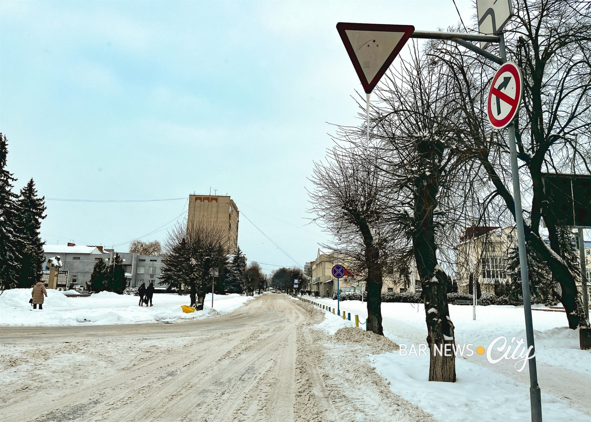 Засніжені та слизькі: яка ситуація на дорогах Бару в січні 2026 року