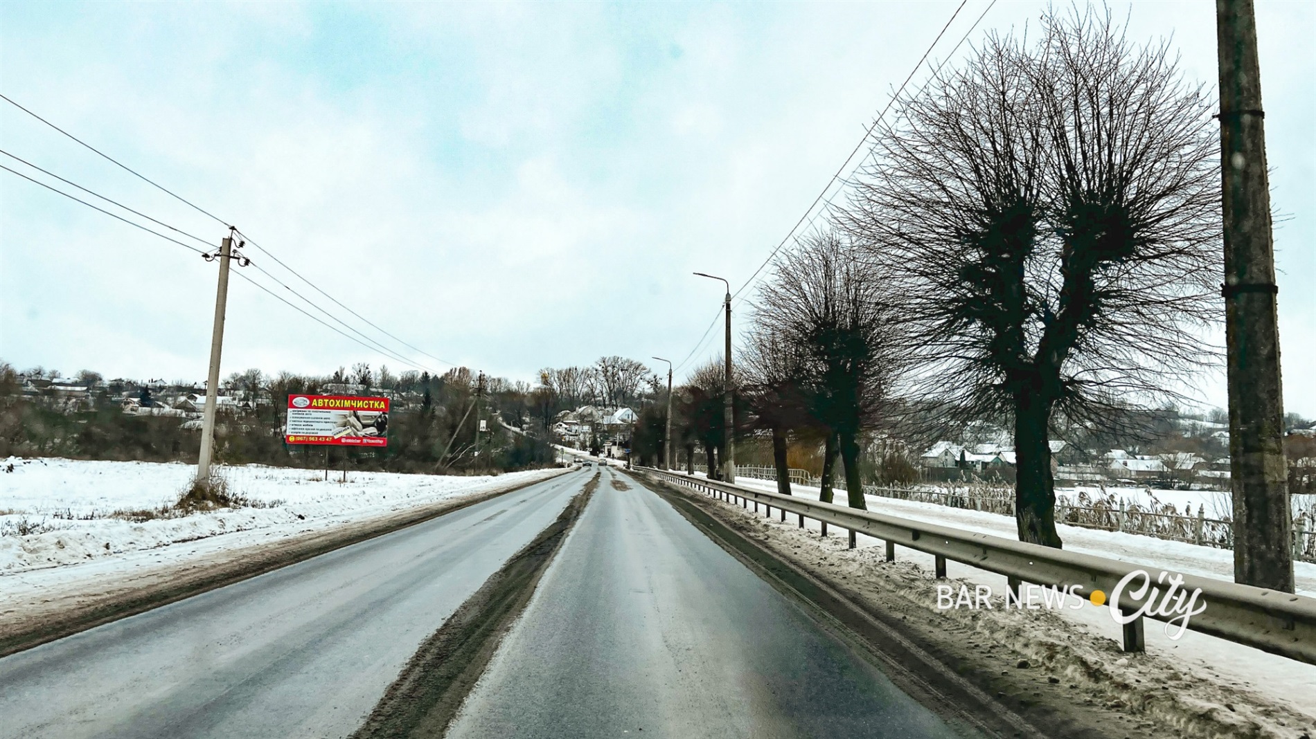 Засніжені та слизькі: яка ситуація на дорогах Бару в січні 2026 року