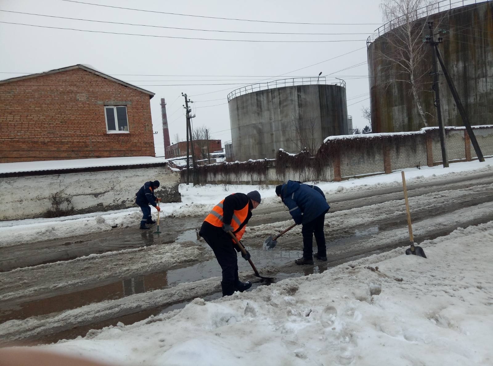 Засніжені та слизькі: яка ситуація на дорогах Бару в січні 2026 року