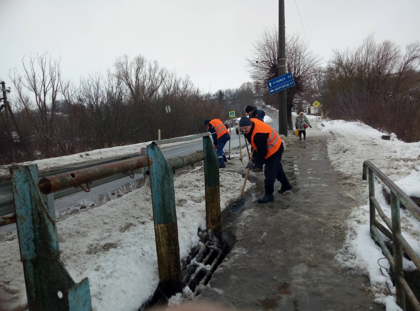 Засніжені та слизькі: яка ситуація на дорогах Бару в січні 2026 року