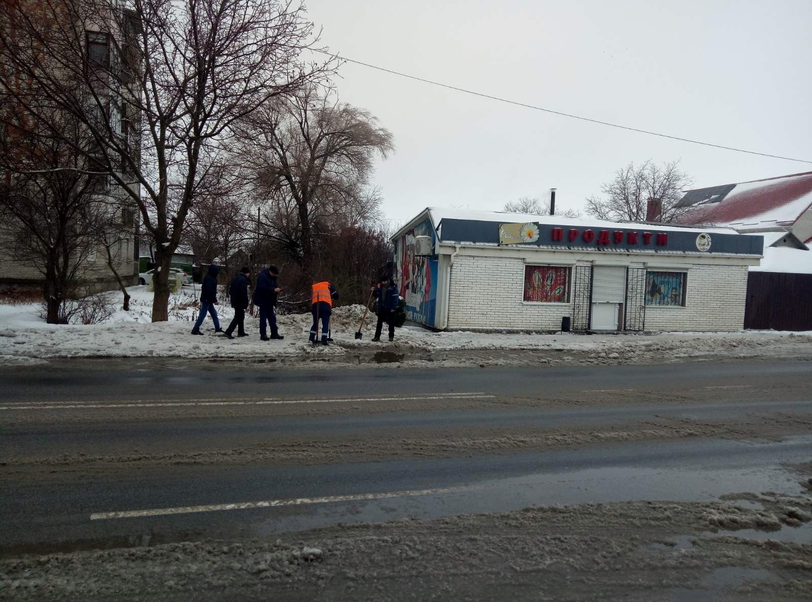 Засніжені та слизькі: яка ситуація на дорогах Бару в січні 2026 року