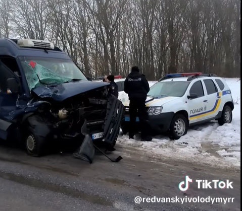 На переїзді у Васютинцях сталася ДТП: бус зіткнувся з дрезиною
