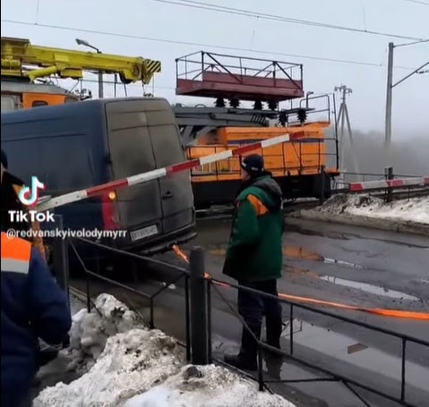На переїзді у Васютинцях сталася ДТП: бус зіткнувся з дрезиною