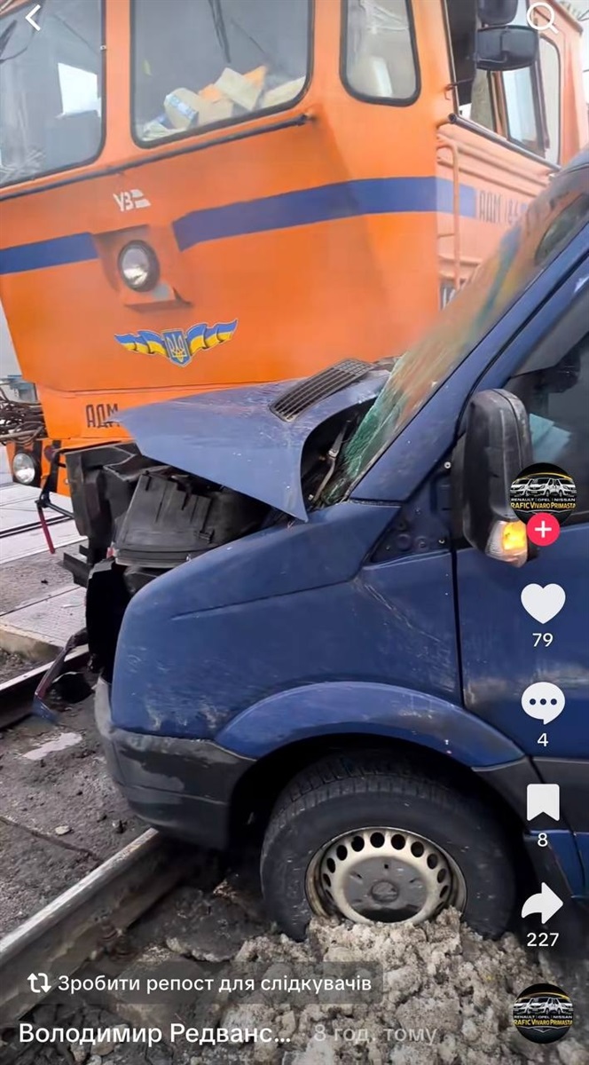 На переїзді у Васютинцях сталася ДТП: бус зіткнувся з дрезиною