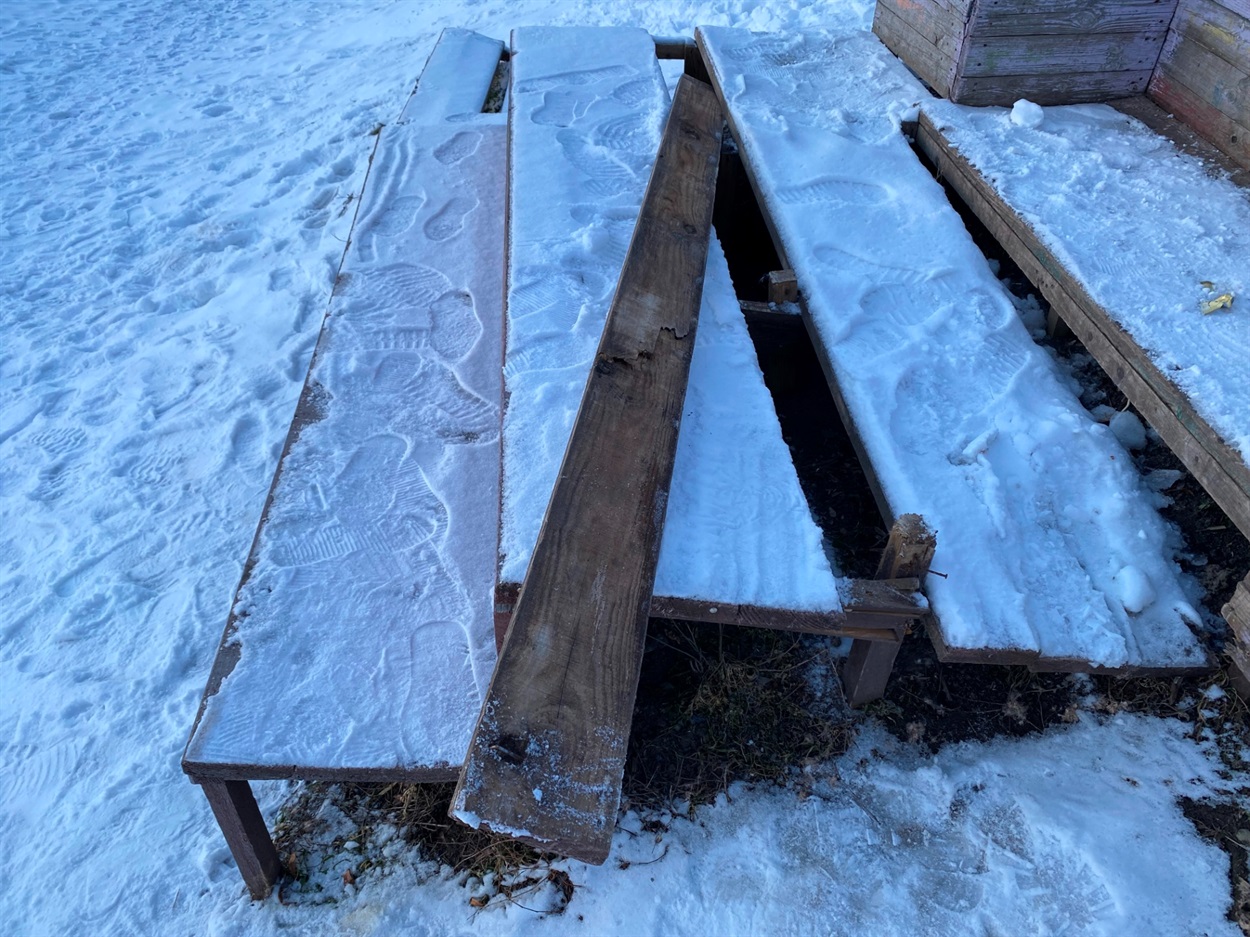 Фотофакт: в барському парку знову нищать вуличні меблі, створені волонтерами