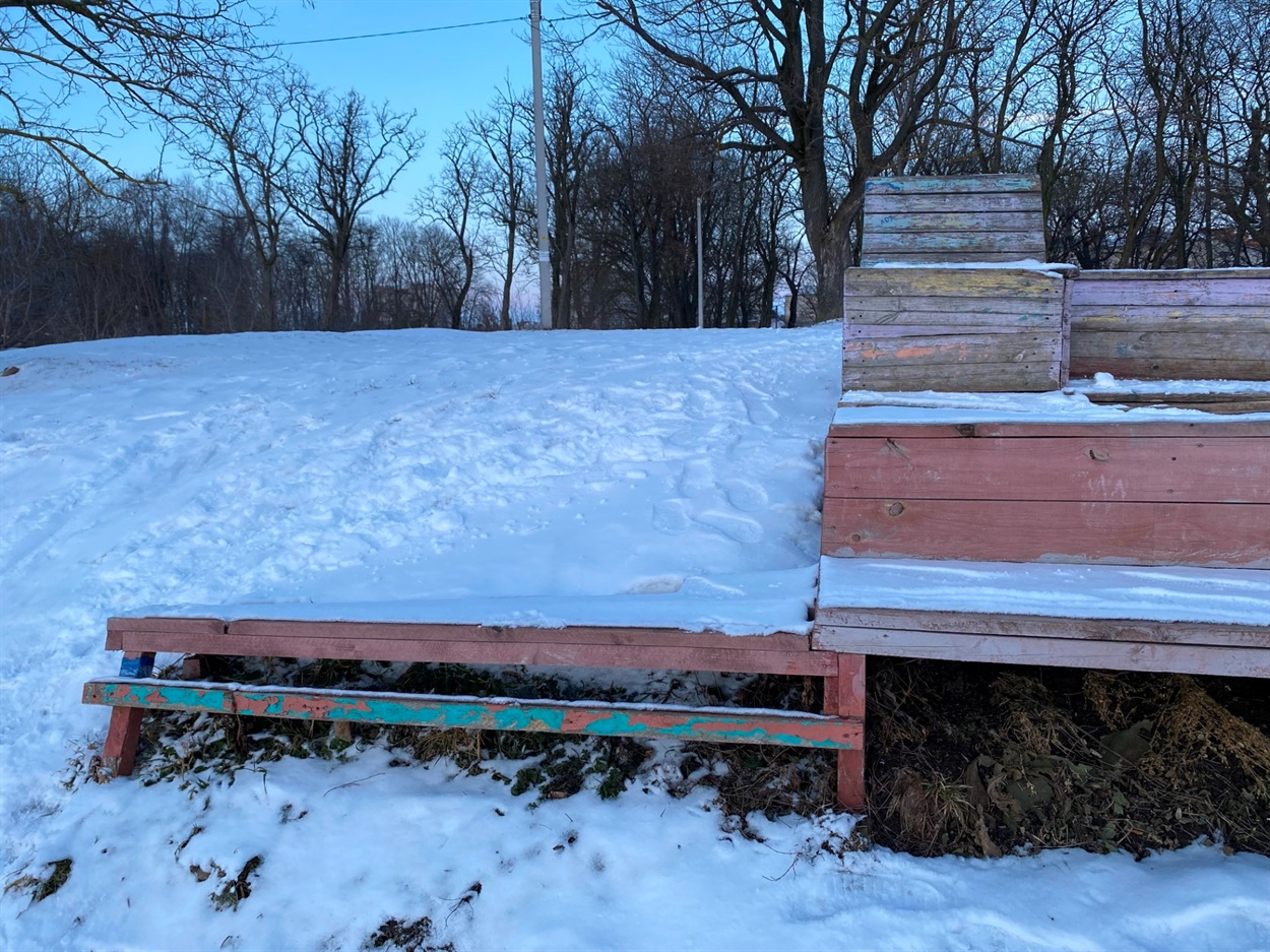 Фотофакт: в барському парку знову нищать вуличні меблі, створені волонтерами