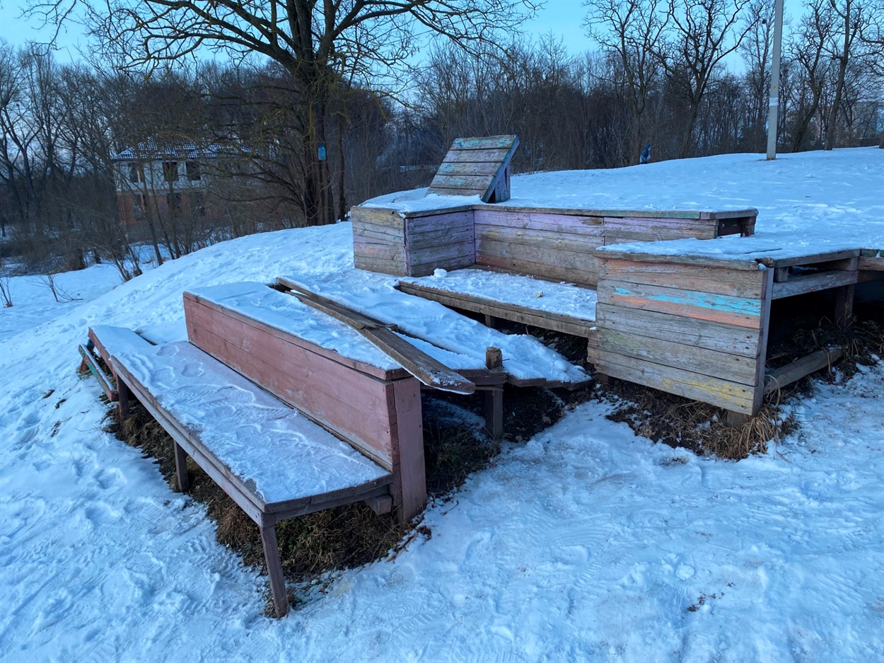 Фотофакт: в барському парку знову нищать вуличні меблі, створені волонтерами