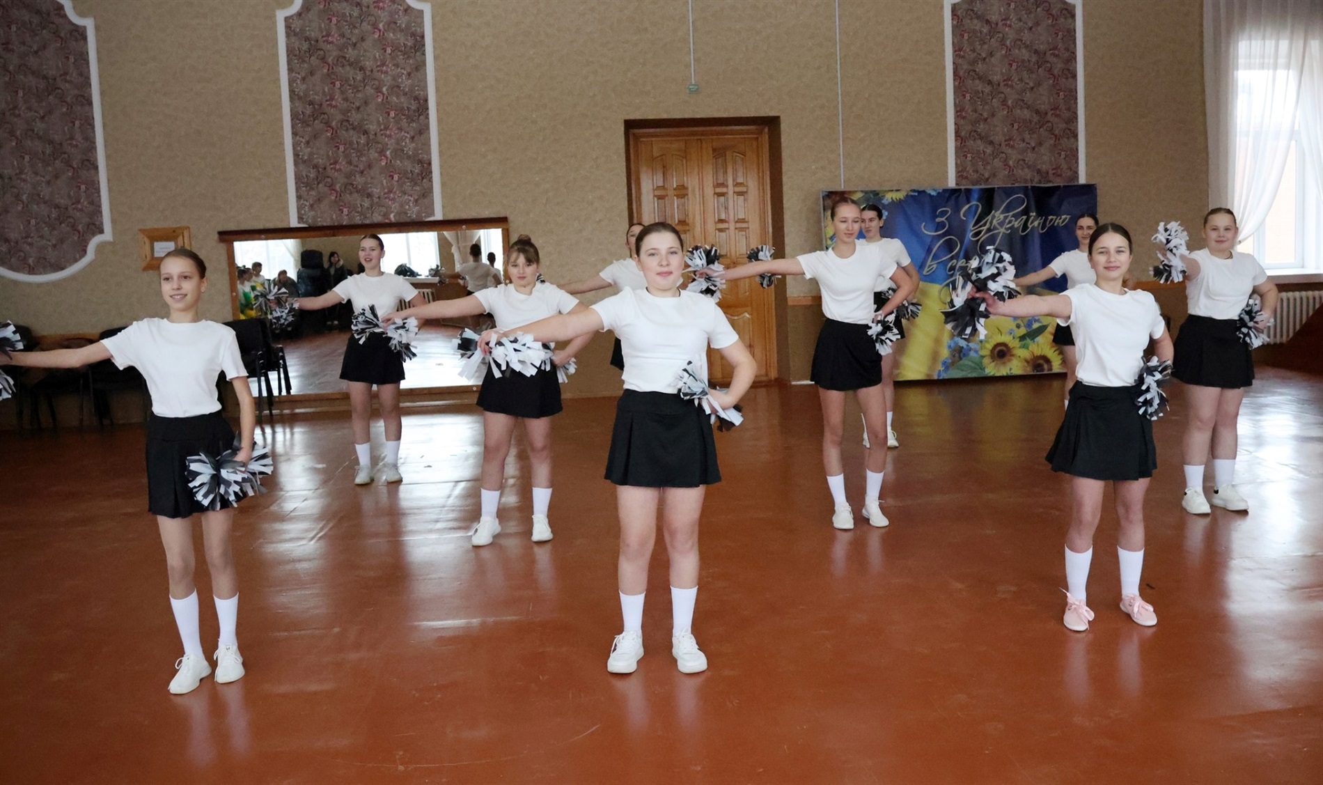 Які команди представлять громаду на районному етапі «Пліч-о-пліч» з футболу та черлідингу