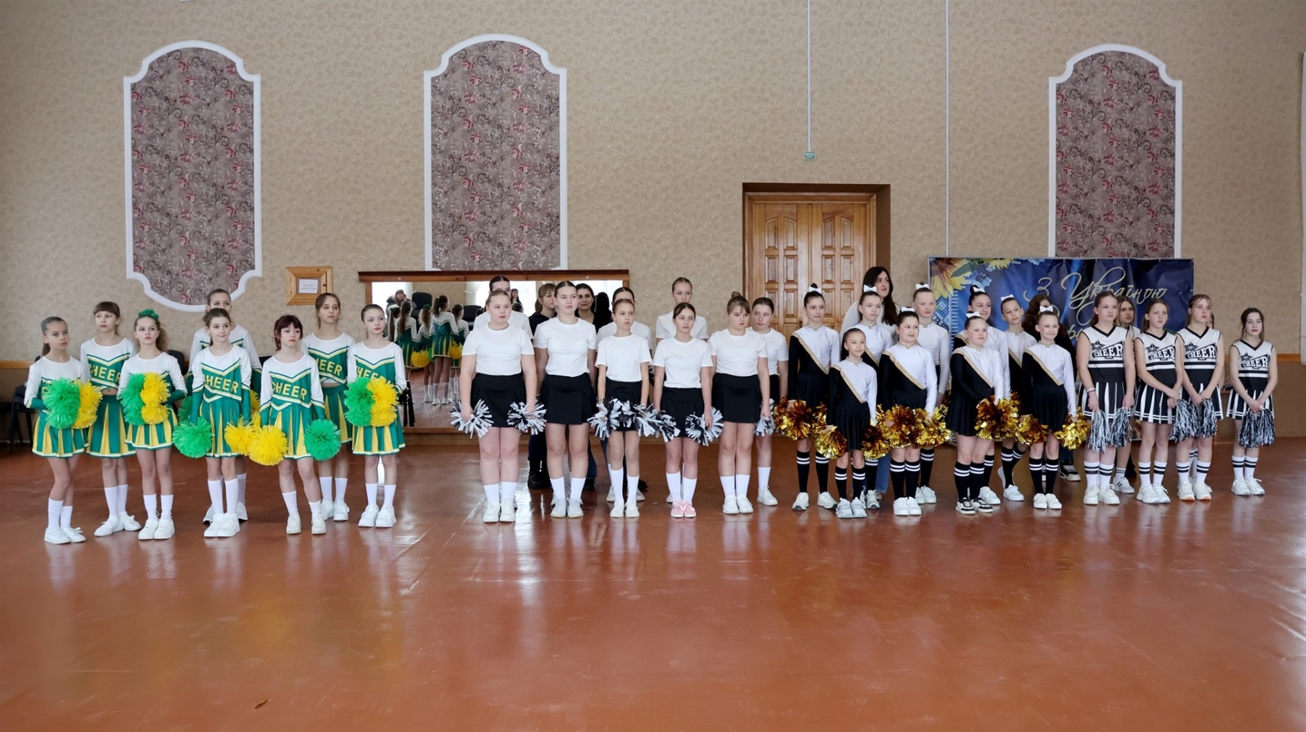 Які команди представлять громаду на районному етапі «Пліч-о-пліч» з футболу та черлідингу