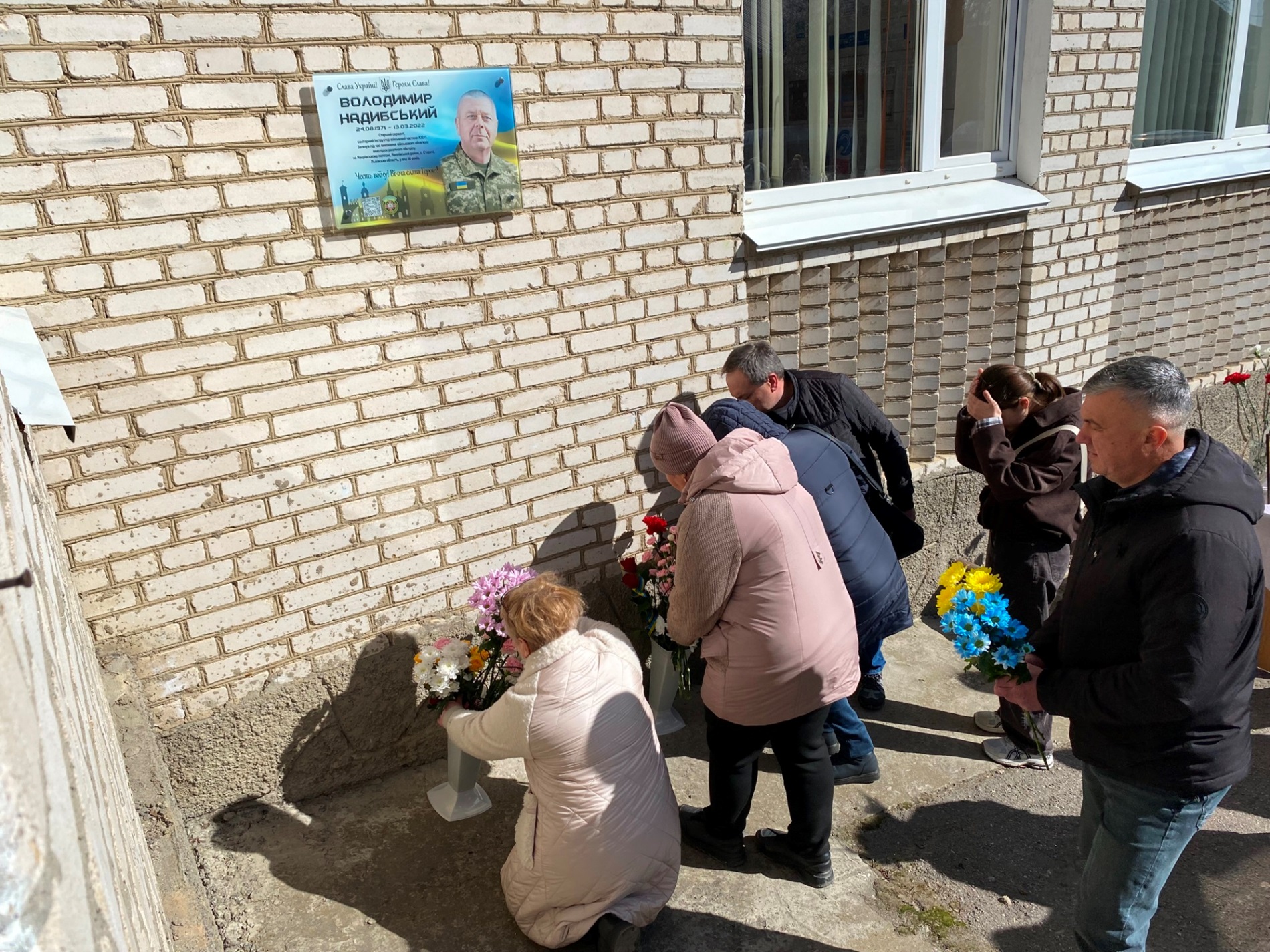 На території Барської лікарні відкрили меморіальну дошку старшому сержанту Володимиру Надибському